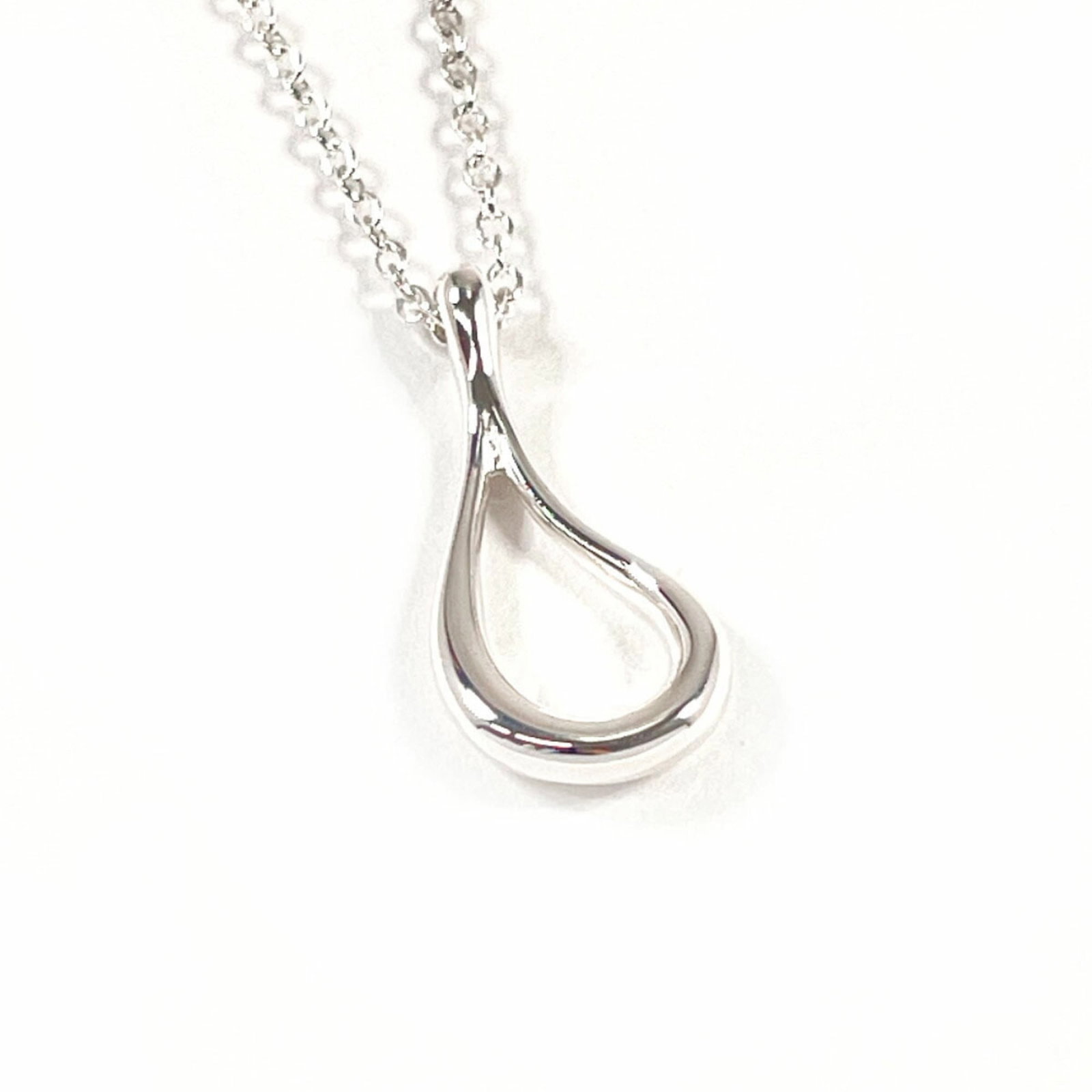 Women TIFFANY & Co. Tiffany Teardrop Elsa Peretti Necklace in 925 Sterling Silver for: Women TIFFANY & Co. Tiffany Teardrop Elsa Peretti Necklace in 925 Sterling Silver for This listing features Women TIFFANY & Co. Tiffany Teardrop Elsa Peretti Necklace in 925 Sterling Silver for. Item