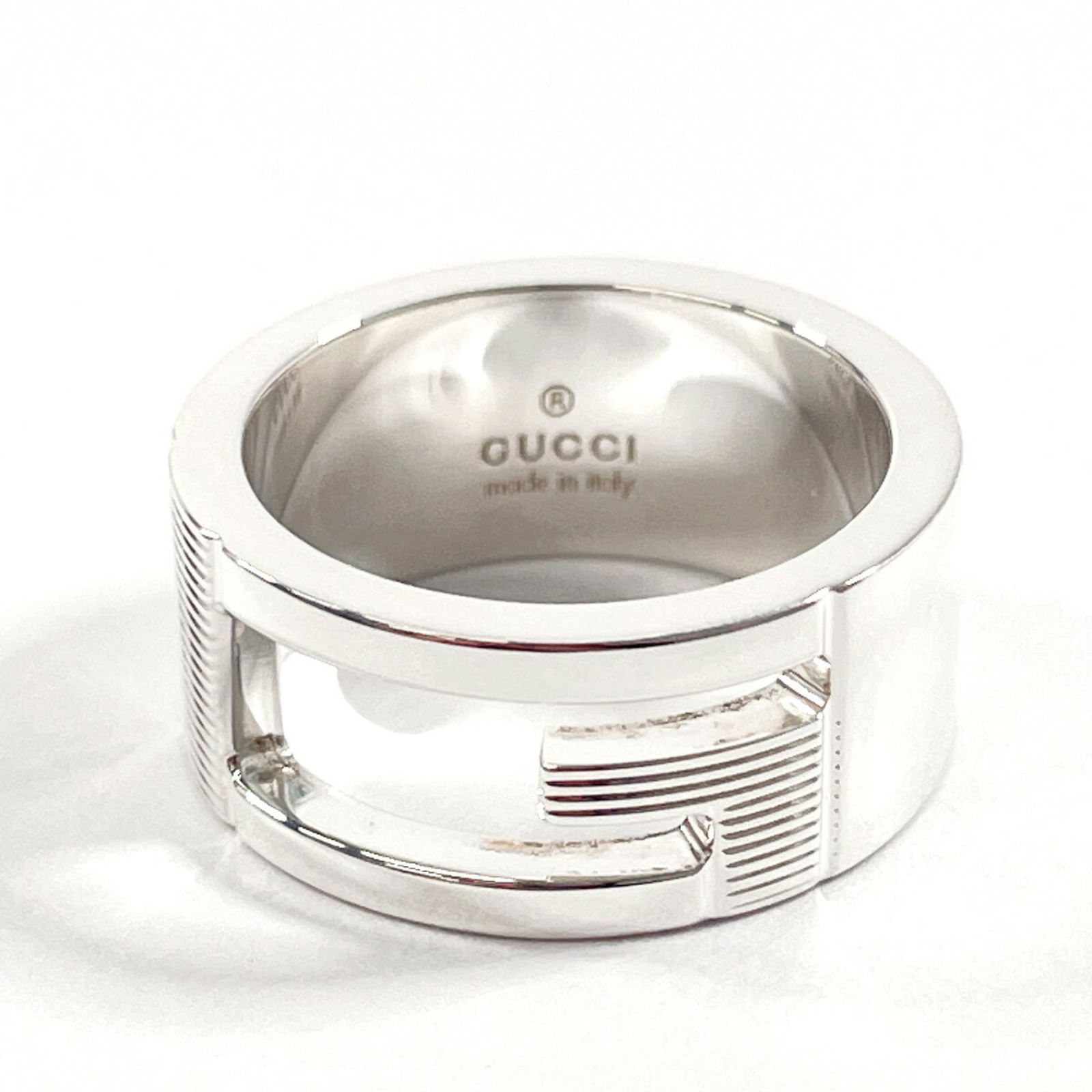 925 Gucci Band Ring Silver: 925 Gucci Band Ring Silver This listing features 925 Gucci Band Ring Silver. Item specifics are provided below. Item Specifics: Brand: Gucci Type: Band Ring Gender: Women Color: Silver Material: Silve