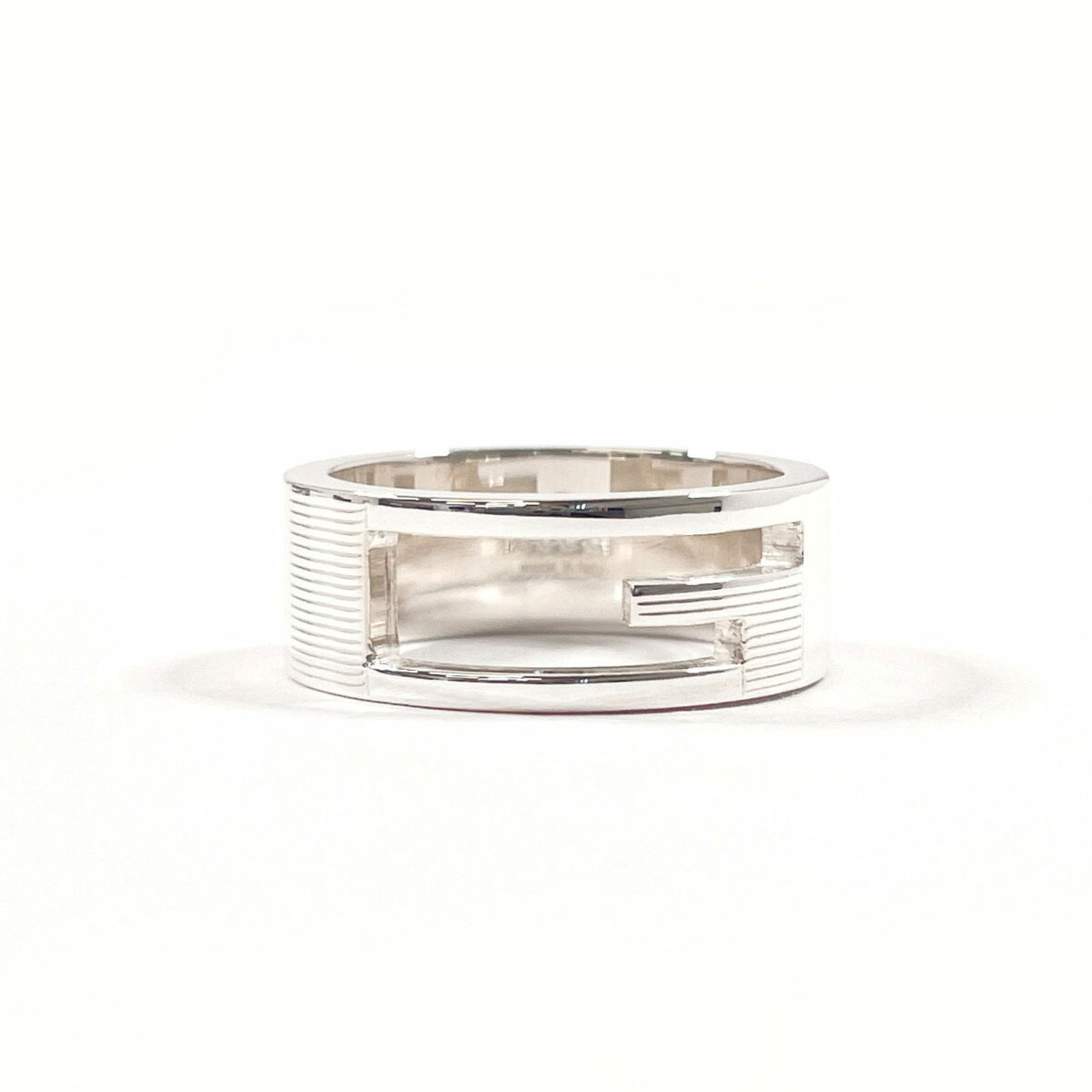 925 Gucci Band Ring Silver: 925 Gucci Band Ring Silver This listing features 925 Gucci Band Ring Silver. Item specifics are provided below. Item Specifics: Brand: Gucci Type: Band Ring Gender: Women,Men Color: Silver Material: S
