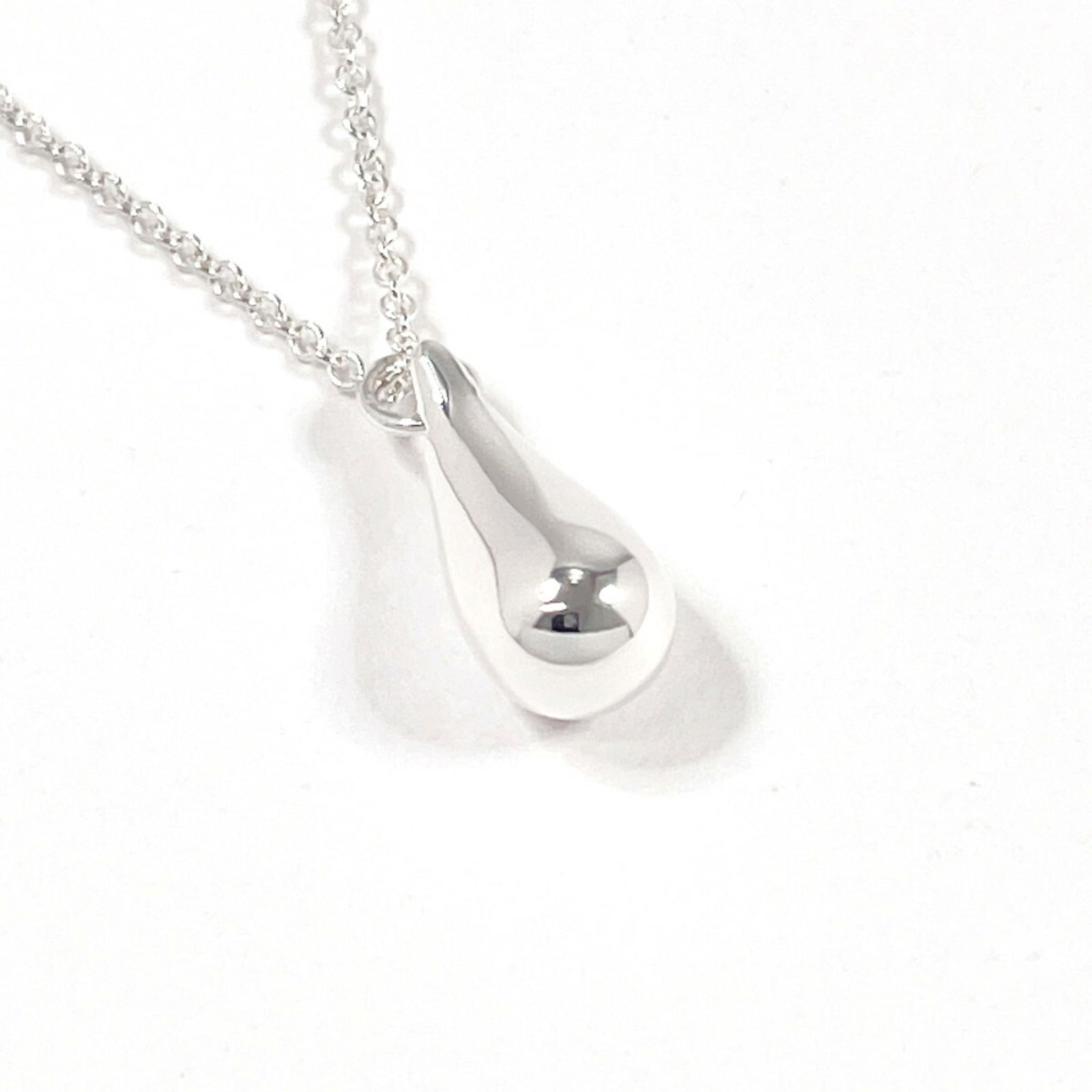 Women TIFFANY & Co. Tiffany Teardrop Elsa Peretti Necklace in 925 Sterling Silver for: Women TIFFANY & Co. Tiffany Teardrop Elsa Peretti Necklace in 925 Sterling Silver for This listing features Women TIFFANY & Co. Tiffany Teardrop Elsa Peretti Necklace in 925 Sterling Silver for. Item