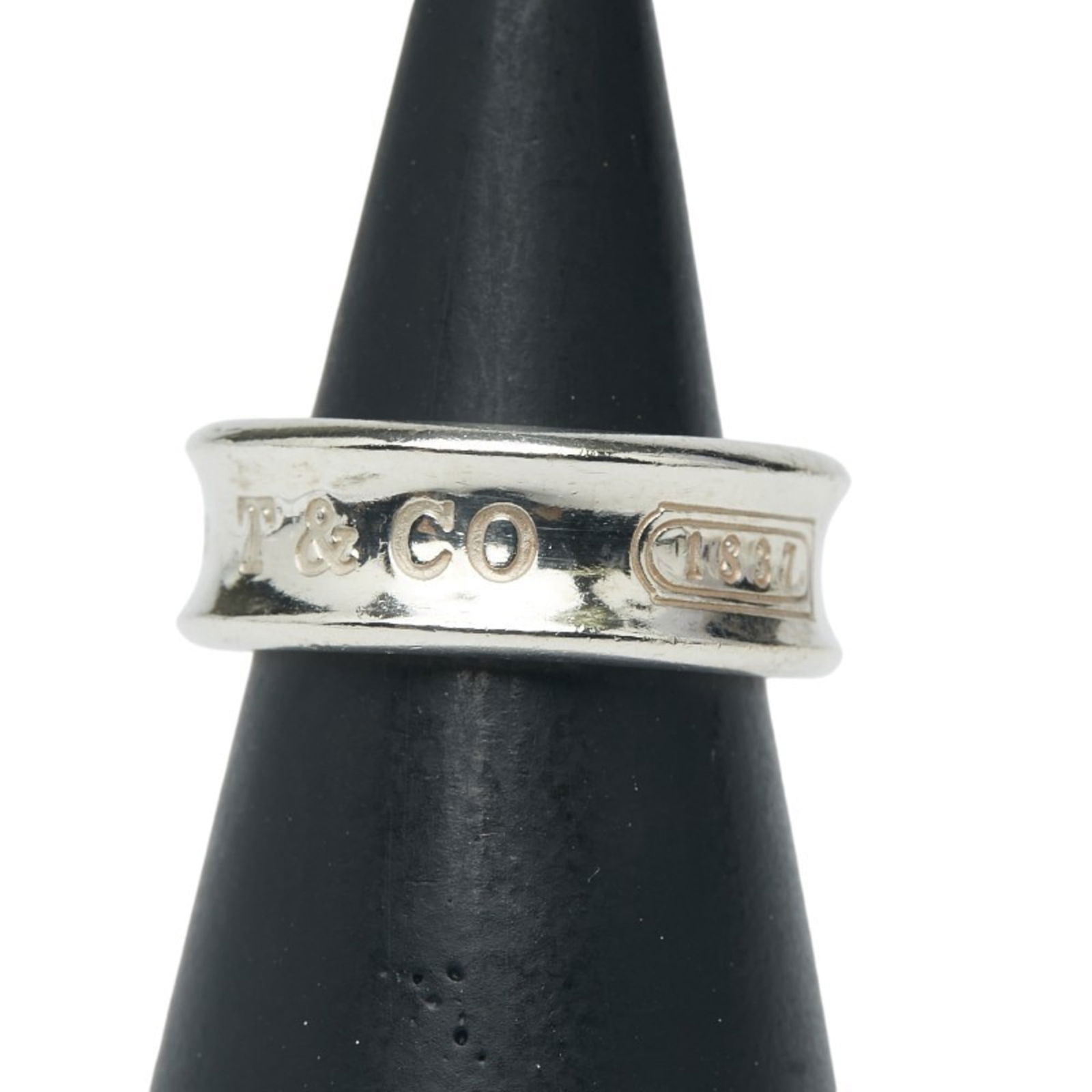 925 Tiffany Band Ring Silver: 925 Tiffany Band Ring Silver This listing features 925 Tiffany Band Ring Silver. Item specifics are provided below. Item Specifics: Brand: Tiffany Type: Band Ring Gender: Women Color: Silver Material: