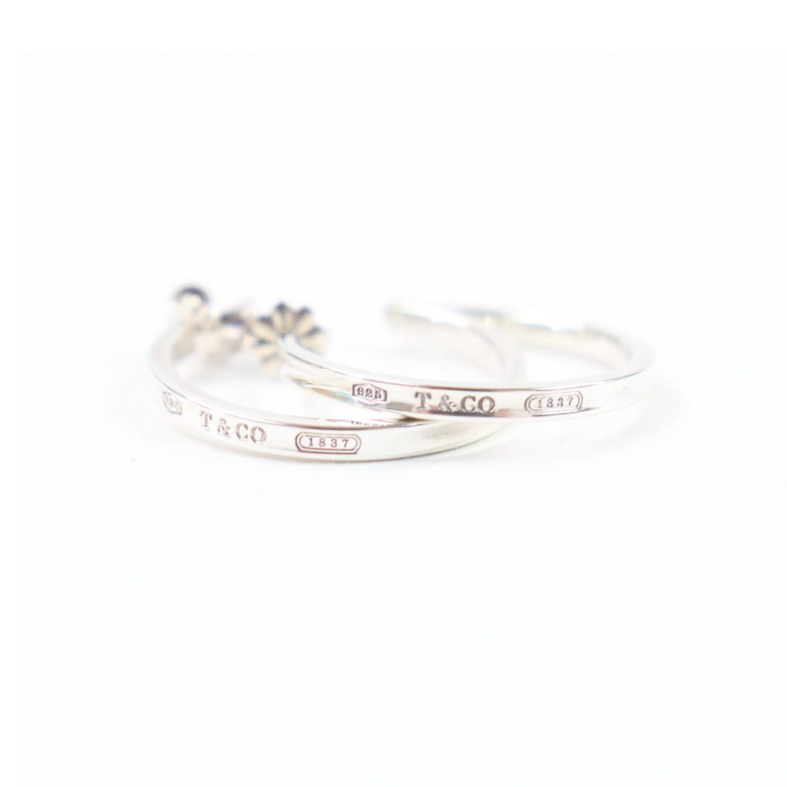 Earrings Tiffany Hoop: Earrings Tiffany Hoop This listing features Earrings Tiffany Hoop. Item specifics are provided below. Item Specifics: Brand: Tiffany Type: Hoop Earrings Gender: Women Metal: Silver Metal Purity: Silve