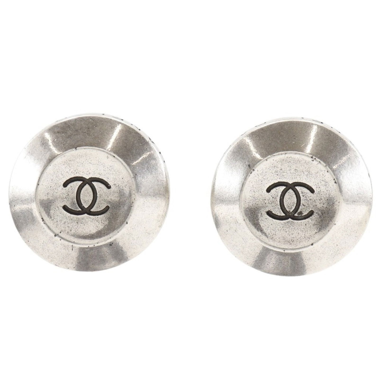 Metal Chanel Clip Earrings: Metal Chanel Clip Earrings This listing features Metal Chanel Clip Earrings. Item specifics are provided below. Item Specifics: Brand: Chanel Type: Clip Earrings Gender: Women Material: Metal Color: