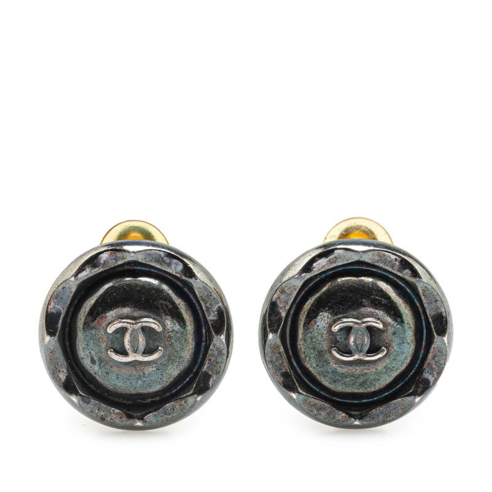 Metal Chanel Clip Earrings: Metal Chanel Clip Earrings This listing features Metal Chanel Clip Earrings. Item specifics are provided below. Item Specifics: Brand: Chanel Type: Clip Earrings Gender: Women Material: Metal Color: