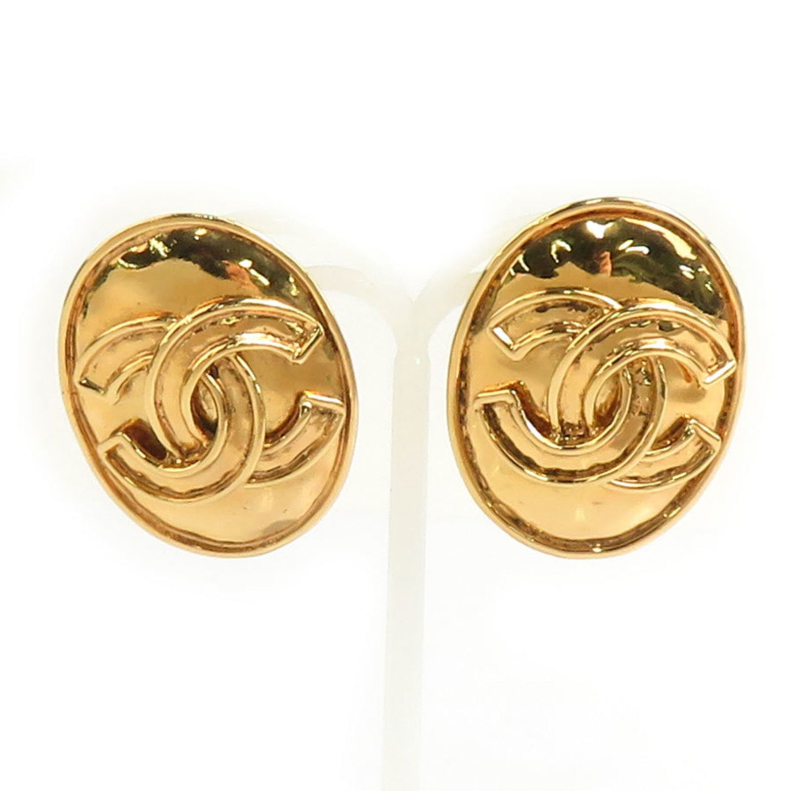 Metal Chanel Clip Earrings: Metal Chanel Clip Earrings This listing features Metal Chanel Clip Earrings. Item specifics are provided below. Item Specifics: Brand: Chanel Type: Clip Earrings Gender: Women Material: Metal Color: