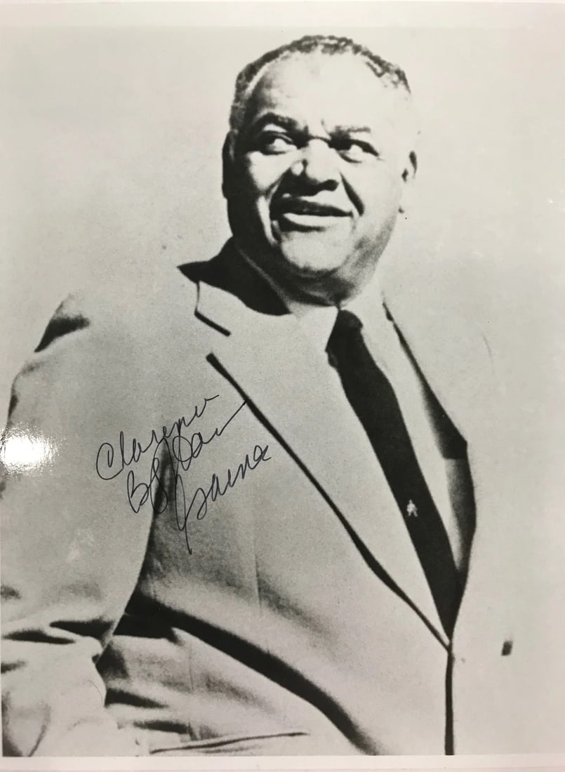 Photo Clarence Big House Gaines Autographed Black & White 8x10 Basketball (1 of 1)