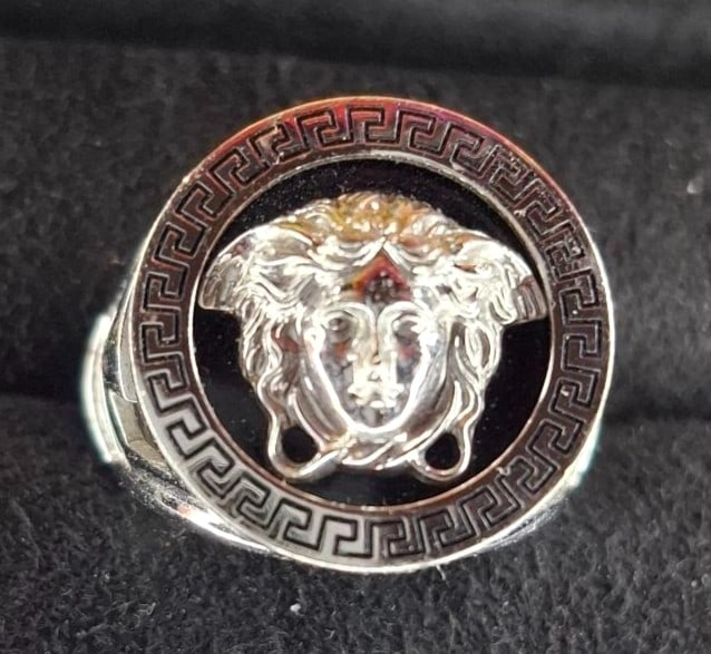 withBox Gianni Versace Medusa Greca 18k White Gold Signet Ring US7.75 EU56 16.2g: withBox Gianni Versace Medusa Greca 18k White Gold Signet Ring US7.75 EU56 16.2g This listing features withBox Gianni Versace Medusa Greca 18k White Gold Signet Ring US7.75 EU56 16.2g. Item specifics