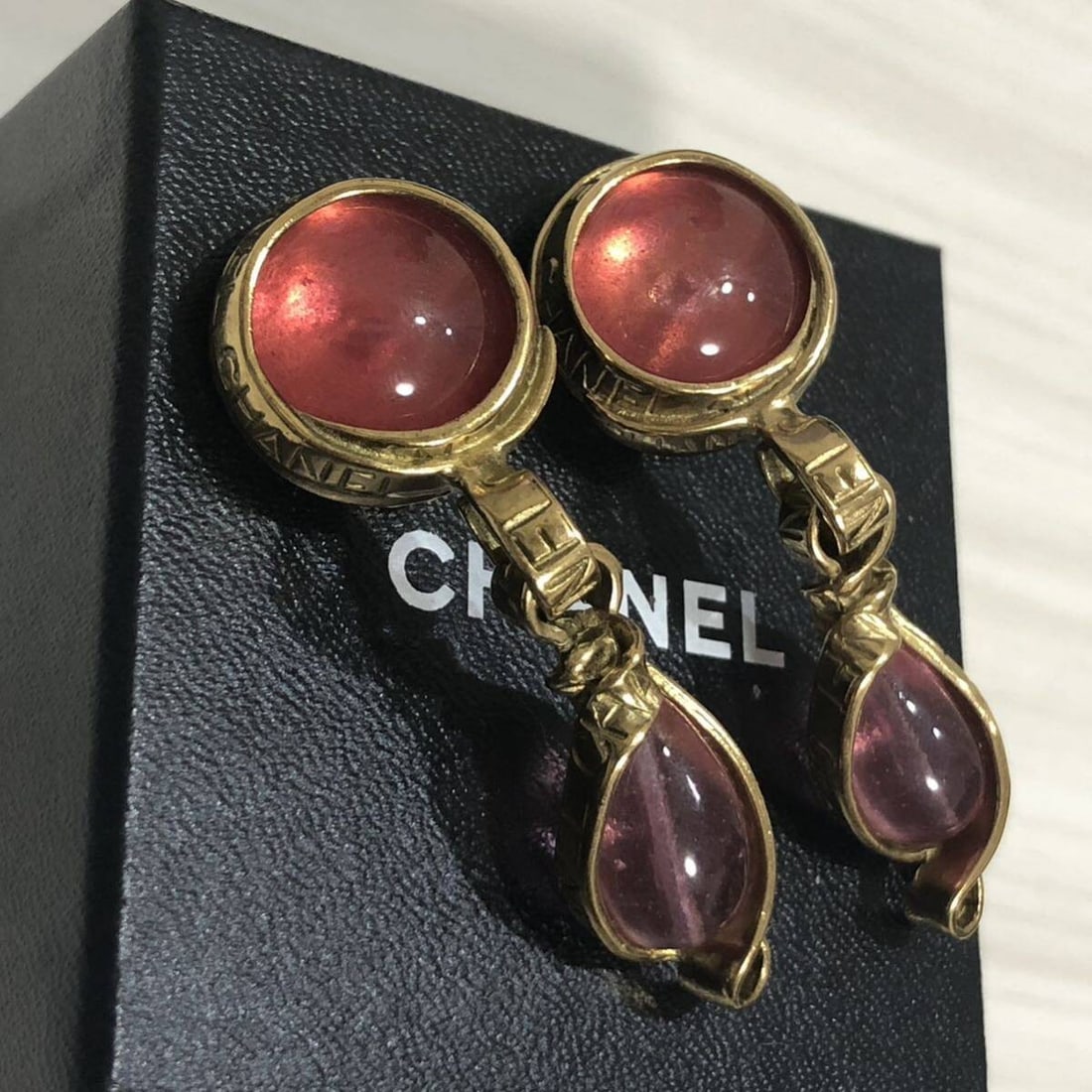 Rare Vintage CHANEL 96P Gripoix Dangle Earrings with Original Box in: Rare Vintage CHANEL 96P Gripoix Dangle Earrings with Original Box in This listing features Rare Vintage CHANEL 96P Gripoix Dangle Earrings with Original Box in. Item specifics are provided below. Item