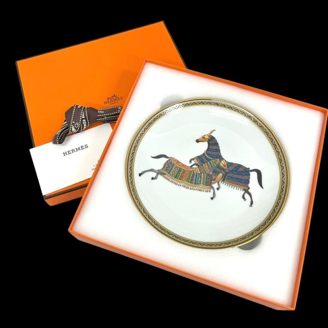 Used Hermes Cheval Dorian Bread Plate Porcelain Horse 7in Box Vintage: Used Hermes Cheval Dorian Bread Plate Porcelain Horse 7in Box Vintage This listing features Used Hermes Cheval Dorian Bread Plate Porcelain Horse 7in Box Vintage. Item specifics are provided below. It