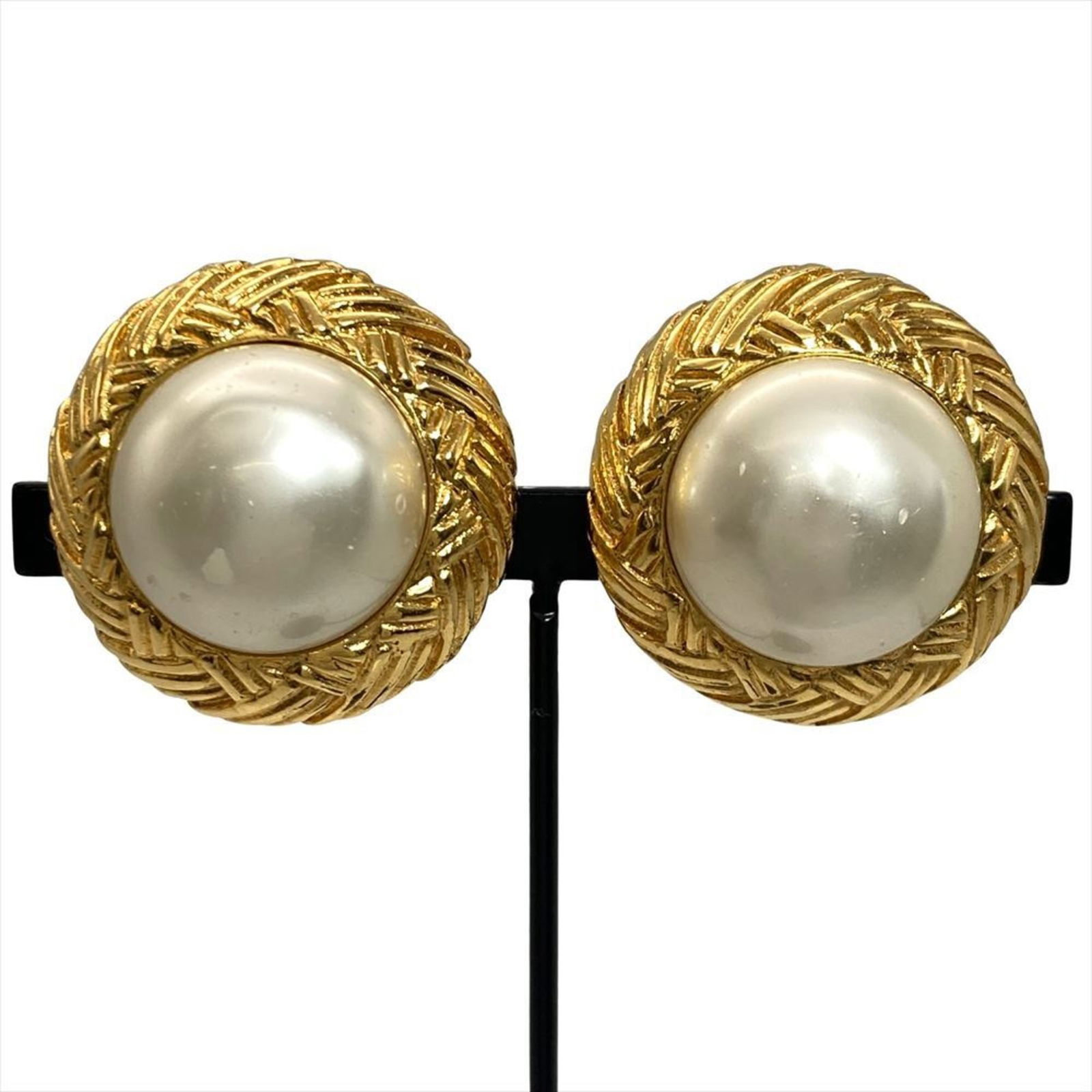 Earrings Chanel Clip: Earrings Chanel Clip This listing features Earrings Chanel Clip. Item specifics are provided below. Item Specifics: Brand: Chanel Type: Clip Earrings Gender: Women Finish: Gold Plated Size (Hxwxd):