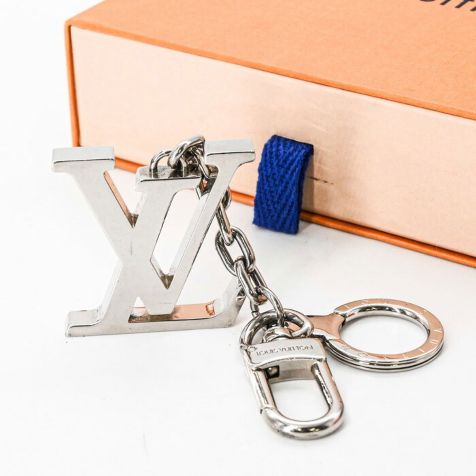 Keyring Louis Vuitton: Keyring Louis Vuitton This listing features Keyring Louis Vuitton. Item specifics are provided below. Item Specifics: Brand: Louis Vuitton Type: Keyring Gender: Women,Men Color: Silver Size (Hxwxd): 1
