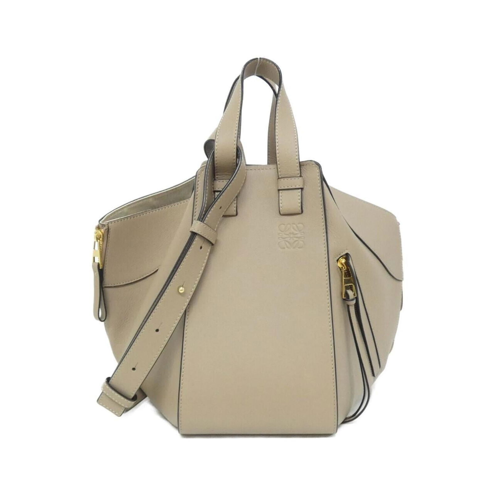Leather Loewe Shoulder Bag: Leather Loewe Shoulder Bag This listing features Leather Loewe Shoulder Bag. Item specifics are provided below. Item Specifics: Brand: Loewe Type: Shoulder Bag Material: Leather Leather/Fur Type: Calf