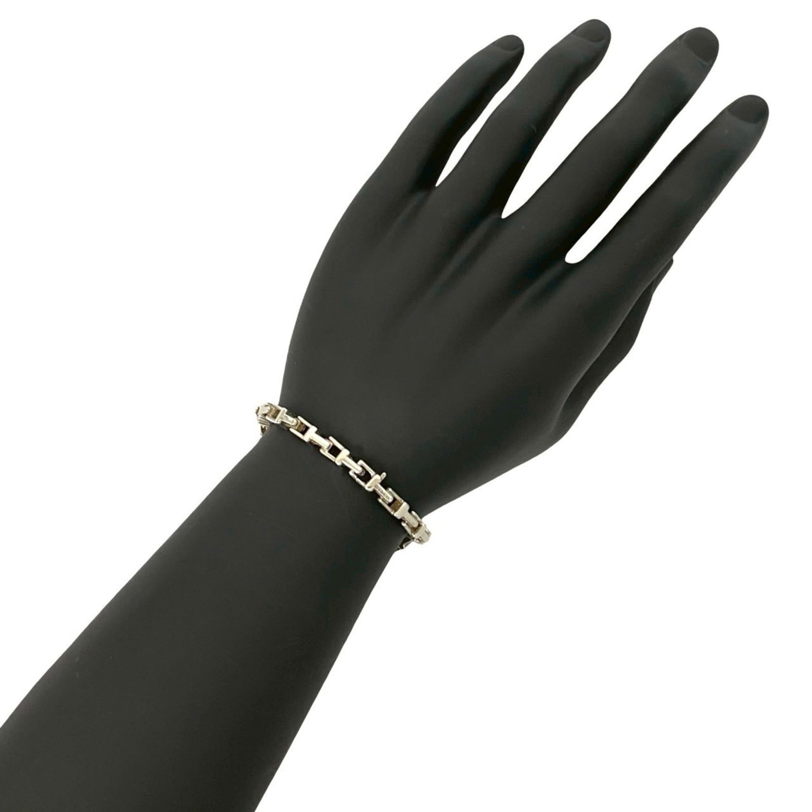 925 Tiffany Charm Bracelet Silver: 925 Tiffany Charm Bracelet Silver This listing features 925 Tiffany Charm Bracelet Silver. Item specifics are provided below. Item Specifics: Brand: Tiffany Type: Charm Bracelet Gender: Women Material