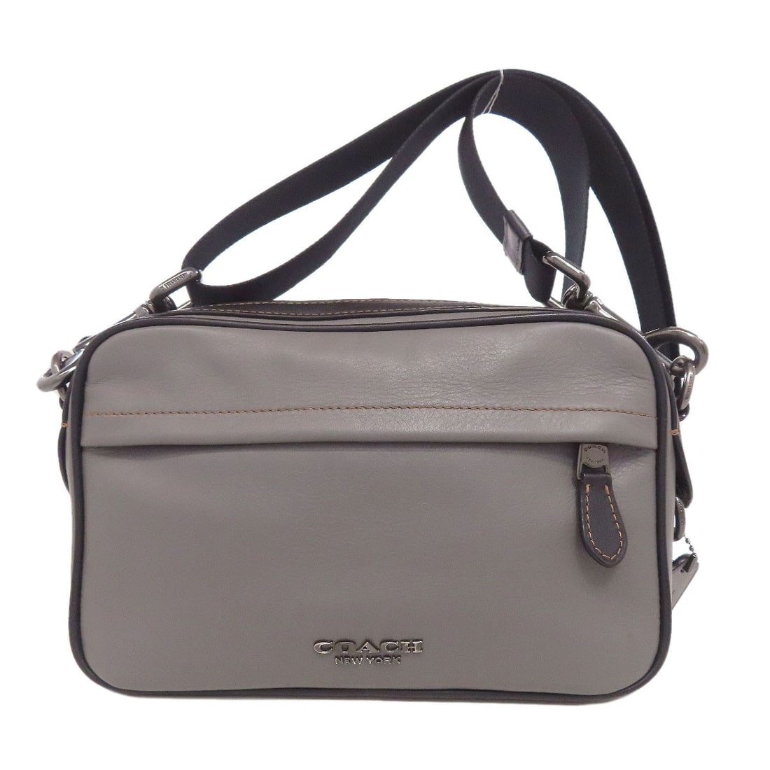 Leather COACH F39946 Graham Crossbody Shoulder Bag: Leather COACH F39946 Graham Crossbody Shoulder Bag This listing features Leather COACH F39946 Graham Crossbody Shoulder Bag. Item specifics are provided below. Item Specifics: Brand: COACH Style: