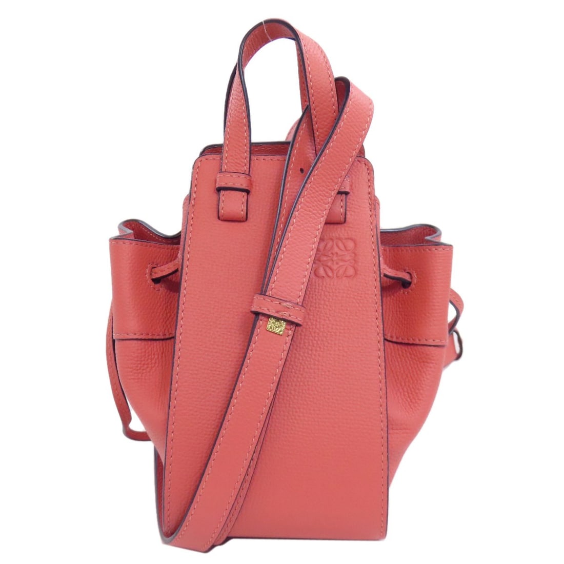 Calf LOEWE Hammock mini 2WAY Handbag: Calf LOEWE Hammock mini 2WAY Handbag This listing features Calf LOEWE Hammock mini 2WAY Handbag. Item specifics are provided below. Item Specifics: Brand: LOEWE Style: Handbag Exterior Material: