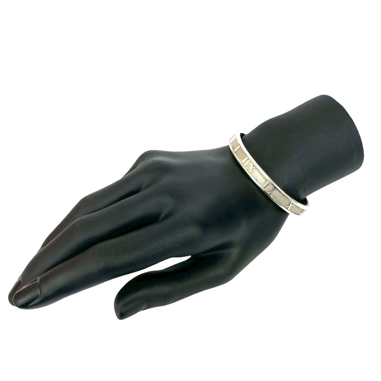 925 Tiffany Bangle Silver: 925 Tiffany Bangle Silver This listing features 925 Tiffany Bangle Silver. Item specifics are provided below. Item Specifics: Brand: Tiffany Type: Bangle Gender: Women Material: Silver 925 Color: Silv