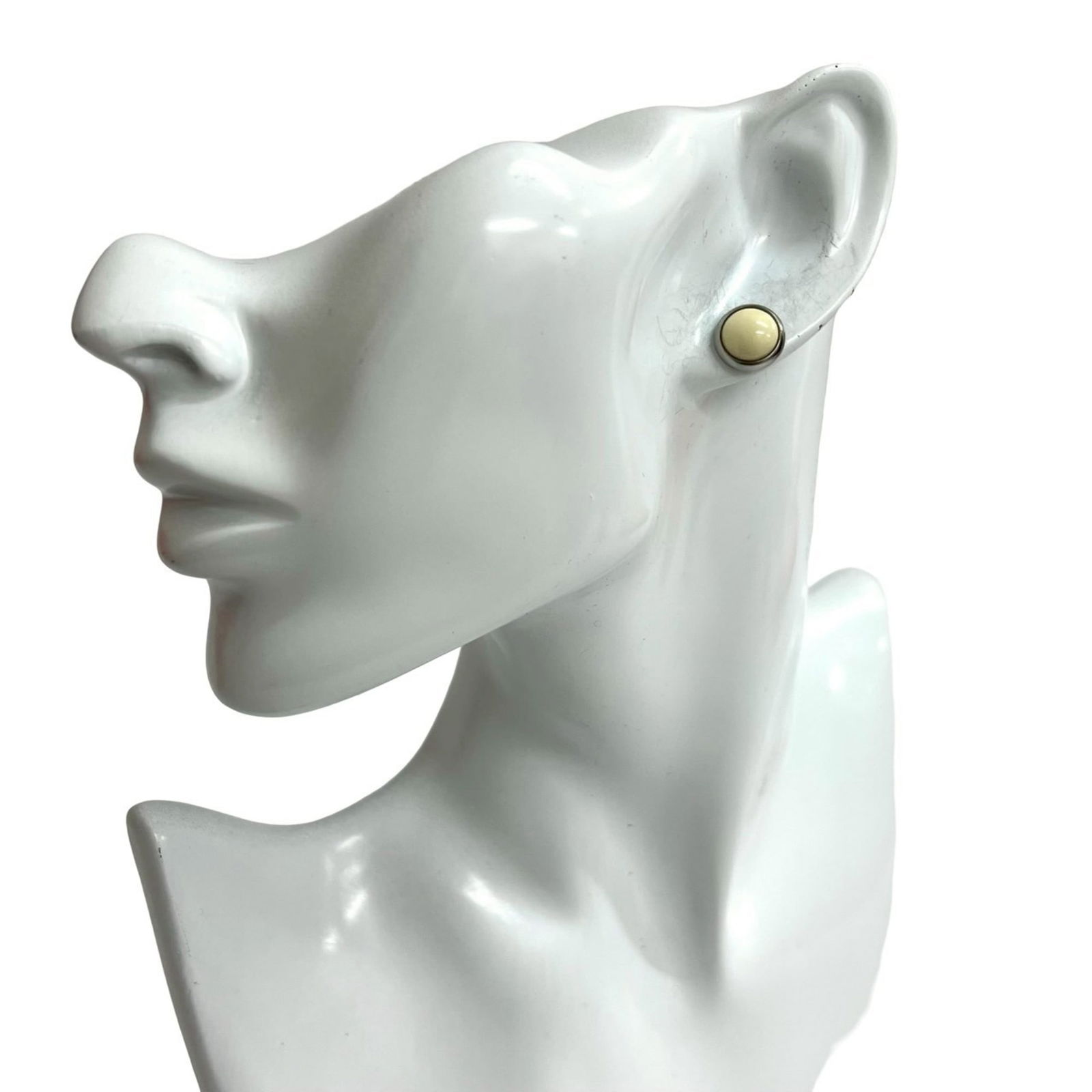 Metal Hermes Stud Earrings: Metal Hermes Stud Earrings This listing features Metal Hermes Stud Earrings. Item specifics are provided below. Item Specifics: Brand: Hermes Type: Stud Earrings Gender: Women Material: Metal Color: I