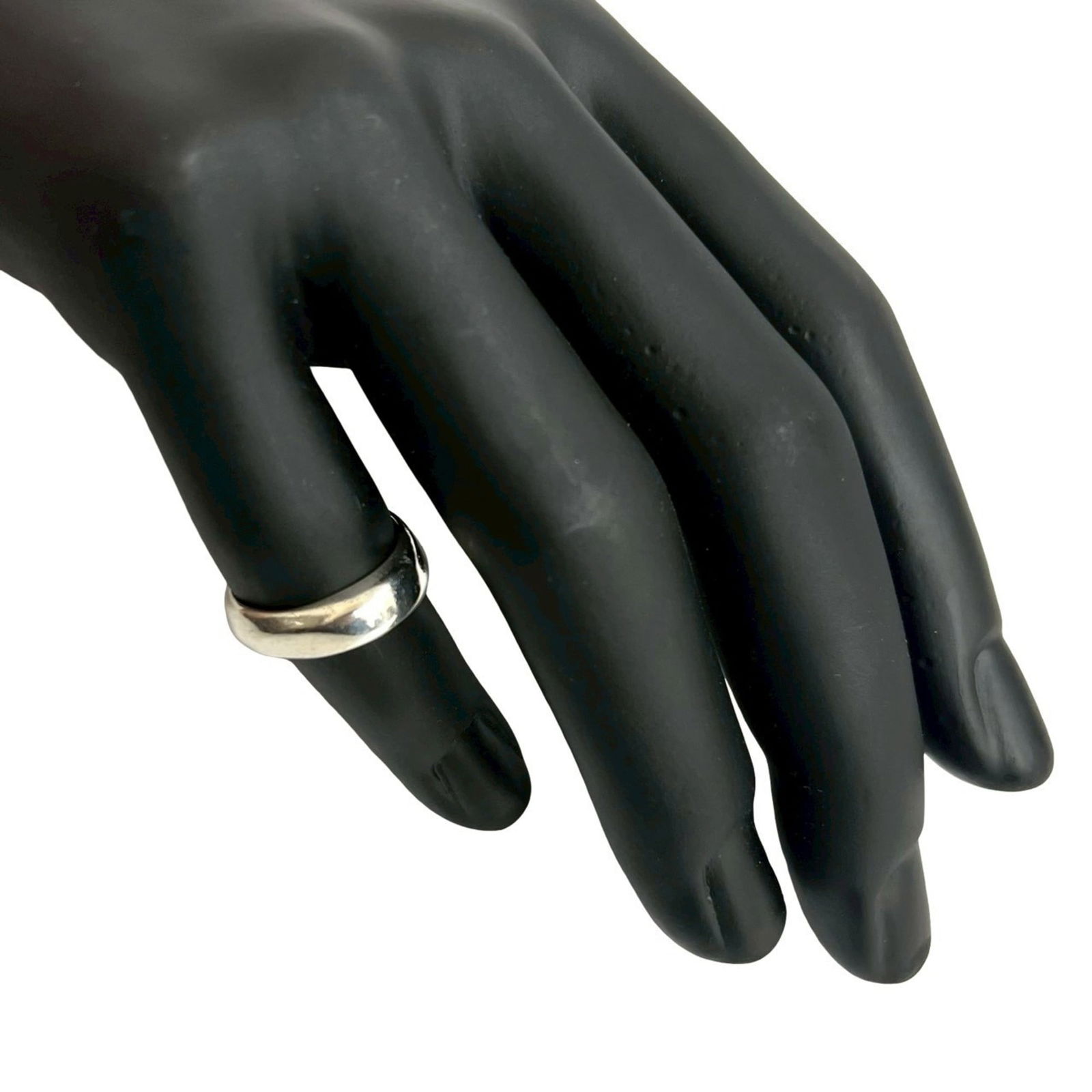 925 Tiffany Band Ring Silver: 925 Tiffany Band Ring Silver This listing features 925 Tiffany Band Ring Silver. Item specifics are provided below. Item Specifics: Brand: Tiffany Type: Band Ring Gender: Women Color: Silver