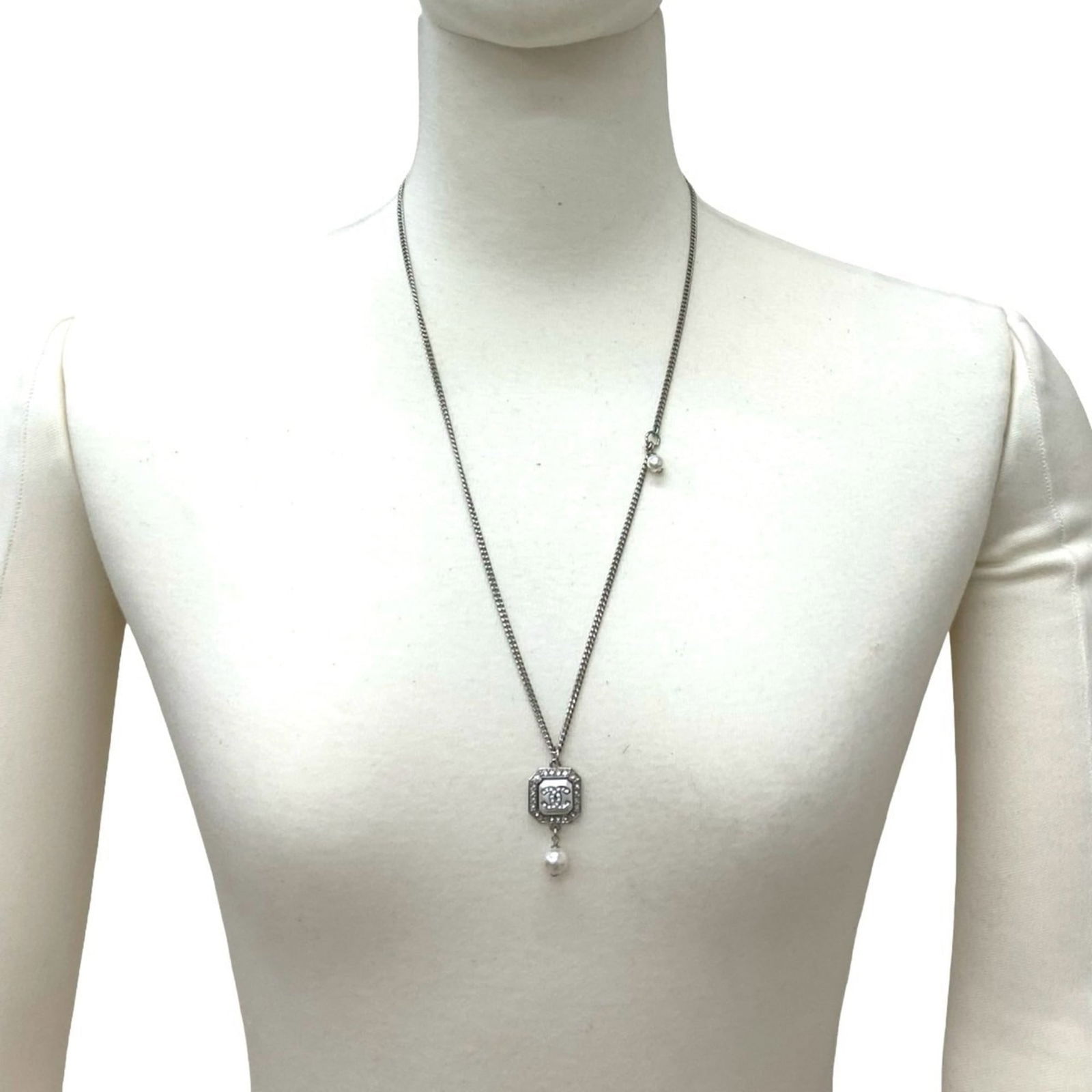 05853 CHANEL Coco Mark Metal Rhinestone and Faux Pearl Necklace Pendant in Silver: 05853 CHANEL Coco Mark Metal Rhinestone and Faux Pearl Necklace Pendant in Silver This listing features 05853 CHANEL Coco Mark Metal Rhinestone and Faux Pearl Necklace Pendant in Silver. Item specific