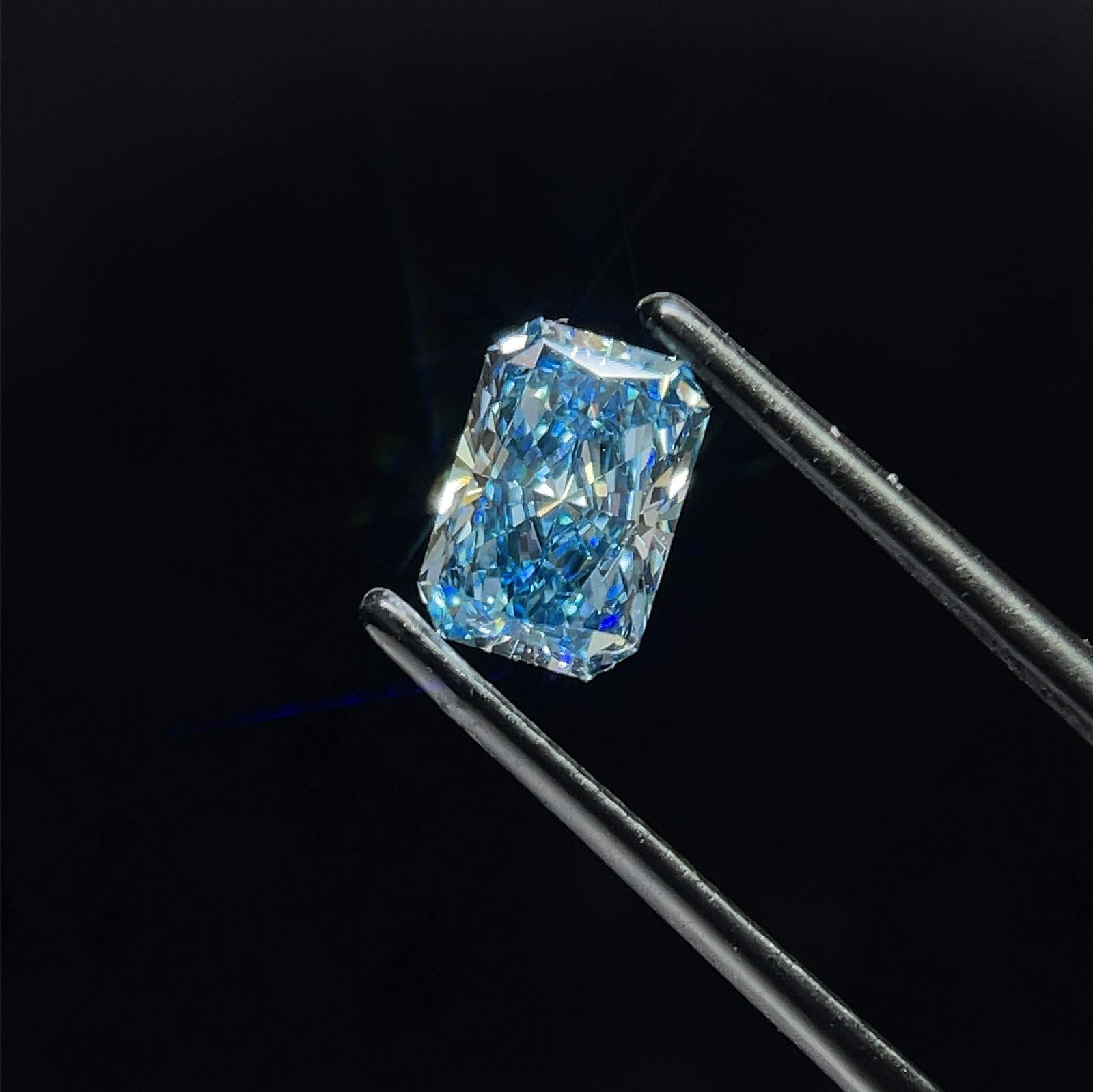 Loose Lab Diamond - IGI Radiant 1.54ct Fancy Vivid Blue VVS2: Loose Lab Diamond - IGI Radiant 1.54ct Fancy Vivid Blue VVS2 This listing features Loose Lab Diamond - IGI Radiant 1.54ct Fancy Vivid Blue VVS2. Item specifics are provided below. Item Specifics: