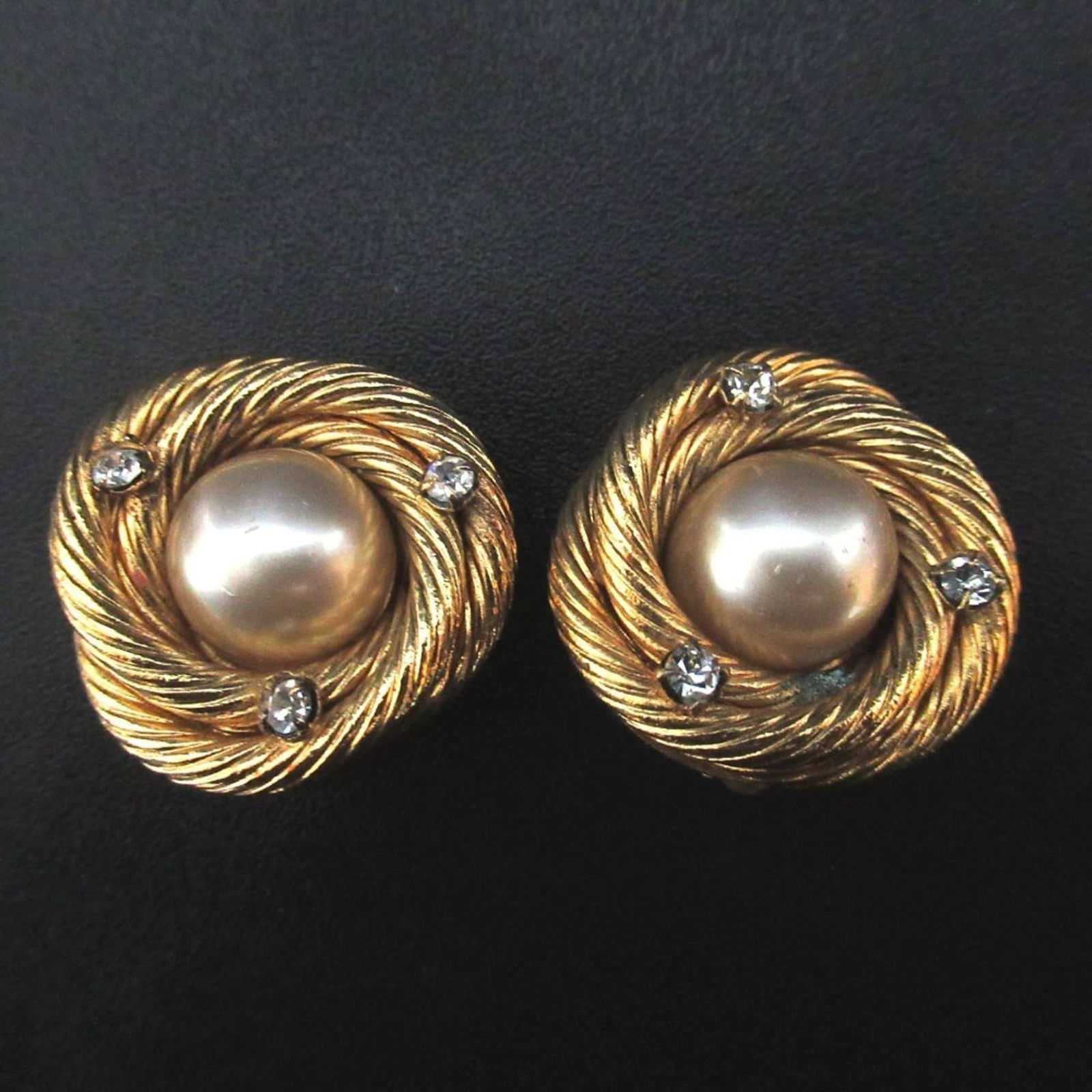 Earrings Chanel Clip: Earrings Chanel Clip This listing features Earrings Chanel Clip. Item specifics are provided below. Item Specifics: Brand: Chanel Type: Clip Earrings Gender: Women Color: Gold Stone: Artificial