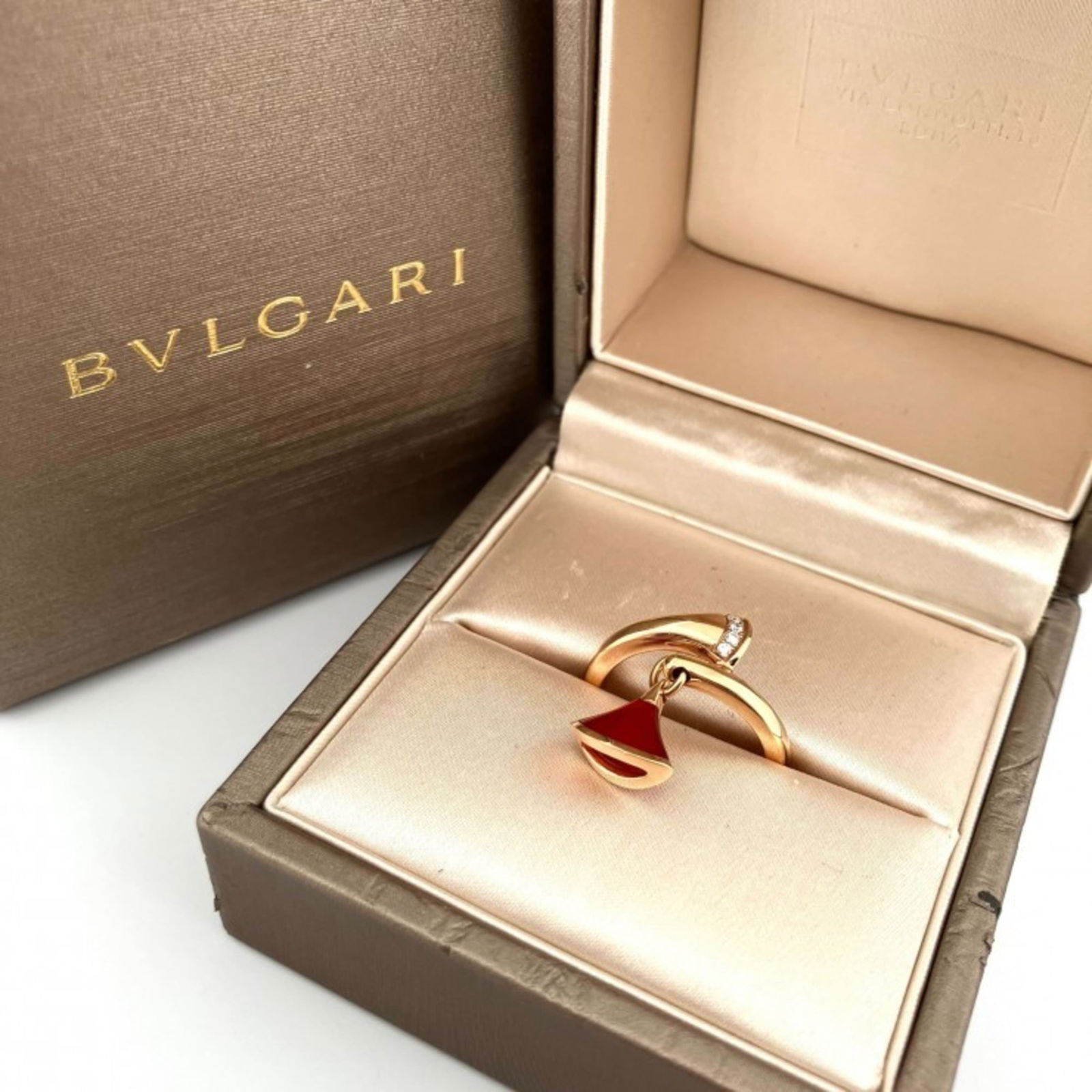 (18K) Bvlgari Band Ring Pink Gold: (18K) Bvlgari Band Ring Pink Gold This listing features (18K) Bvlgari Band Ring Pink Gold. Item specifics are provided below. Item Specifics: Brand: Bvlgari Type: Band Ring Gender: Women Color: Pink