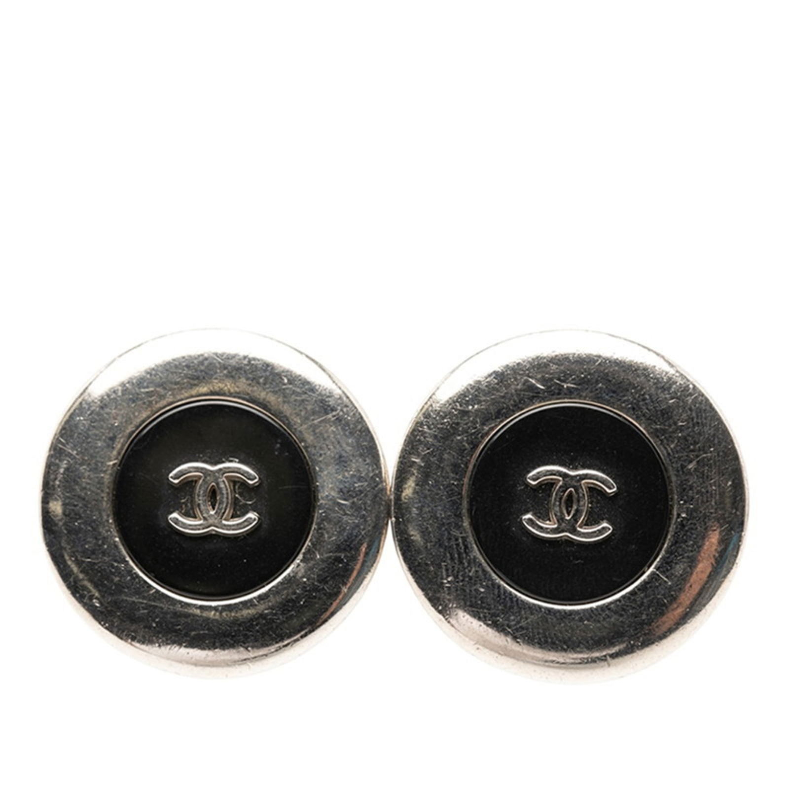 Metal Chanel Clip Earrings: Metal Chanel Clip Earrings This listing features Metal Chanel Clip Earrings. Item specifics are provided below. Item Specifics: Brand: Chanel Type: Clip Earrings Gender: Women Material: Metal Color: