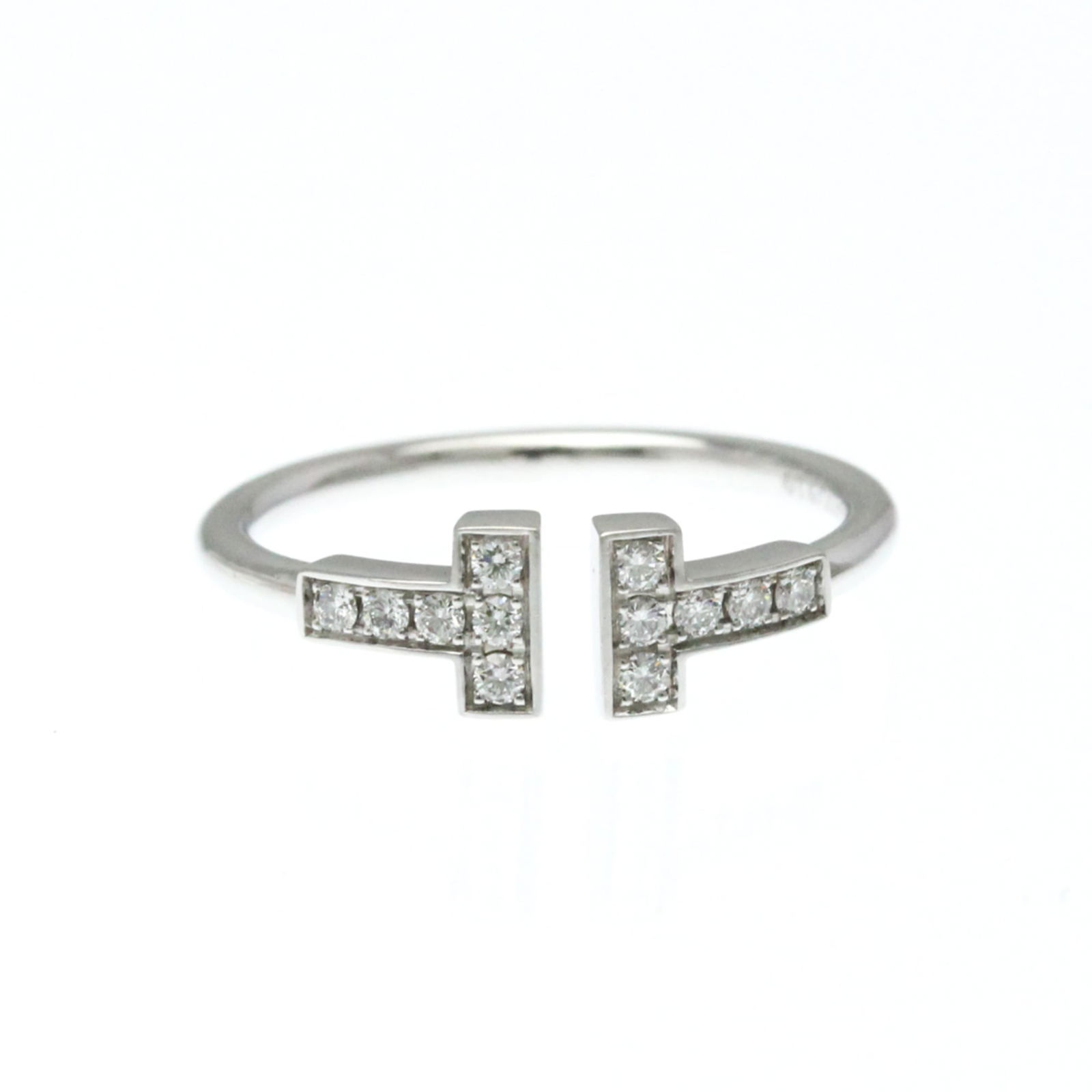 (18K) Tiffany Band Ring White Gold: (18K) Tiffany Band Ring White Gold This listing features (18K) Tiffany Band Ring White Gold. Item specifics are provided below. Item Specifics: Brand: Tiffany Type: Band Ring Style: Fashion Gender: Me