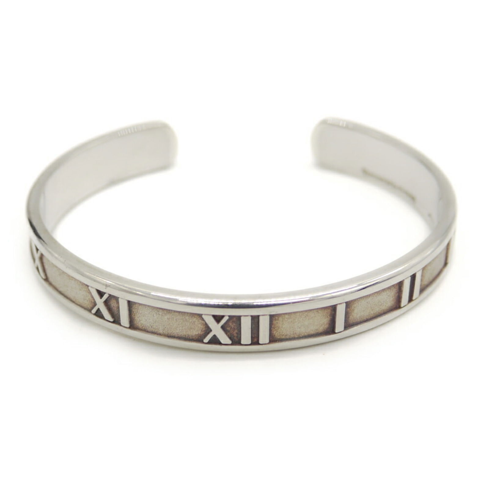 925 Tiffany Bangle Silver: 925 Tiffany Bangle Silver This listing features 925 Tiffany Bangle Silver. Item specifics are provided below. Item Specifics: Brand: Tiffany Type: Bangle Gender: Women Material: Silver 925 Color: Silv