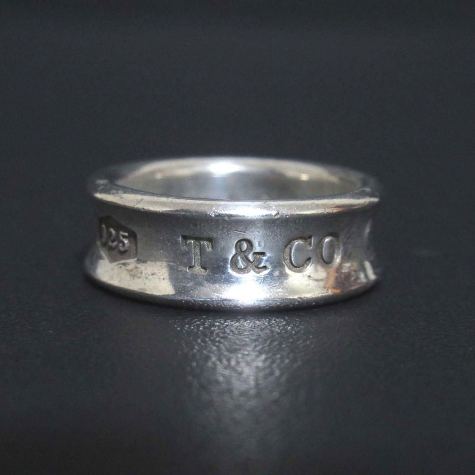 925 Tiffany Band Ring Silver: 925 Tiffany Band Ring Silver This listing features 925 Tiffany Band Ring Silver. Item specifics are provided below. Item Specifics: Brand: Tiffany Type: Band Ring Gender: Men,Women Color: Silver