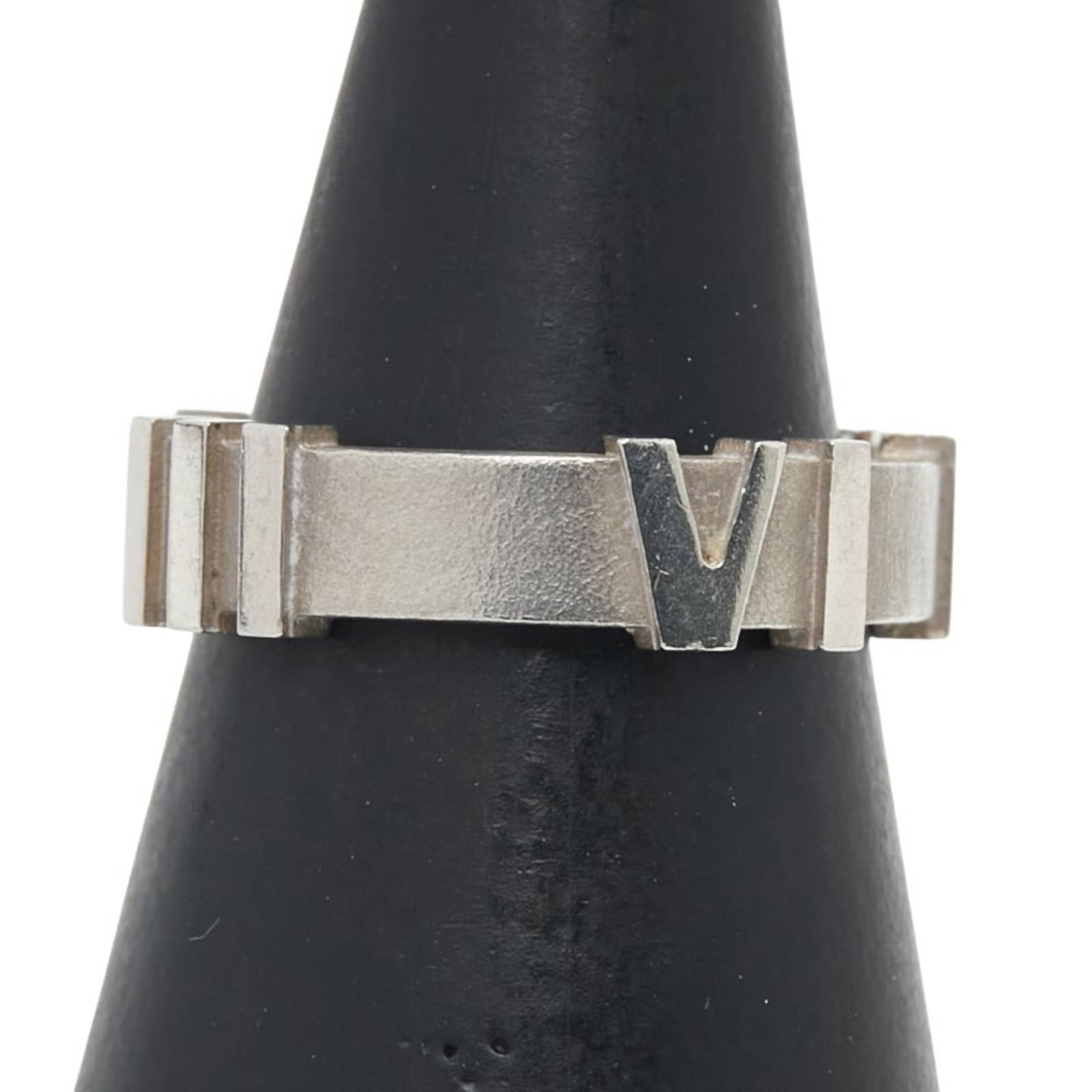 925 Tiffany Band Ring Silver: 925 Tiffany Band Ring Silver This listing features 925 Tiffany Band Ring Silver. Item specifics are provided below. Item Specifics: Brand: Tiffany Type: Band Ring Gender: Women Material: Silver 925