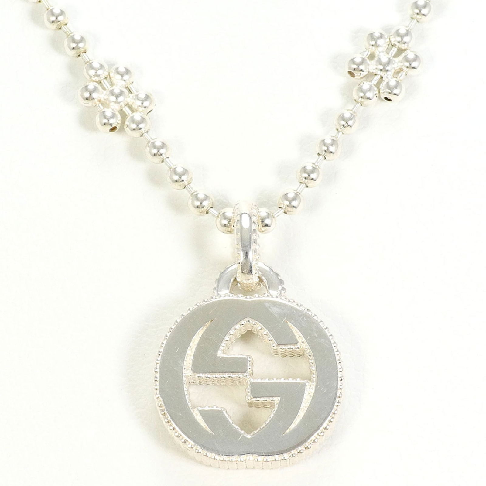 Like New - Gucci 925 Sterling Silver Necklace - Total Weight: Approx. 8.9g - 41cm: Like New - Gucci 925 Sterling Silver Necklace - Total Weight: Approx. 8.9g - 41cm This listing features Like New - Gucci 925 Sterling Silver Necklace - Total Weight: Approx. 8.9g - 41cm. Item