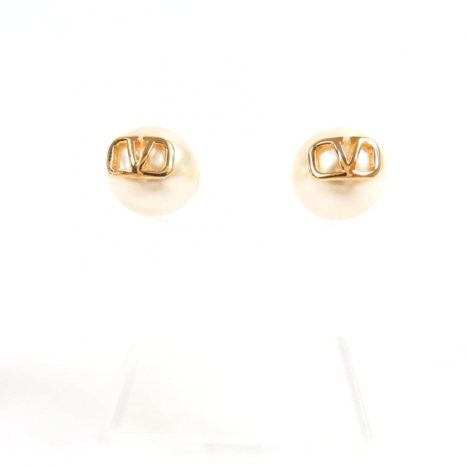 Earrings Valentino Stud: Earrings Valentino Stud This listing features Earrings Valentino Stud. Item specifics are provided below. Item Specifics: Brand: Valentino Type: Stud Earrings Gender: Women Color: Gold Stone: Pearl Di