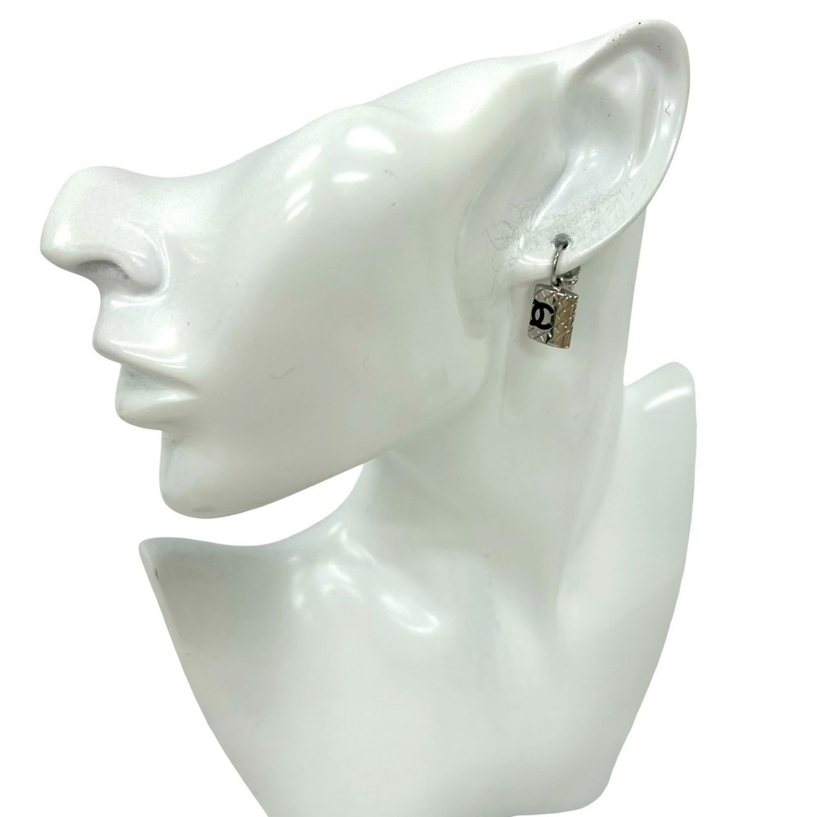 Metal Chanel Stud Earrings: Metal Chanel Stud Earrings This listing features Metal Chanel Stud Earrings. Item specifics are provided below. Item Specifics: Brand: Chanel Type: Stud Earrings Gender: Women Material: Metal Color: S