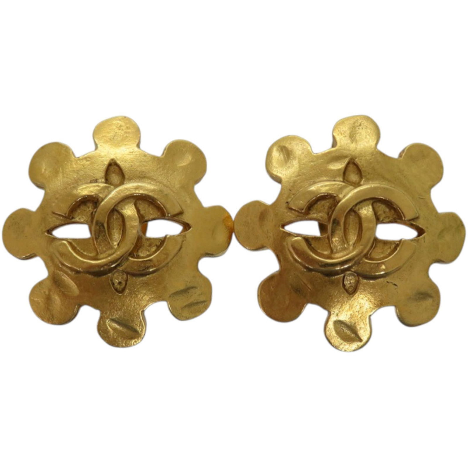 Metal Chanel Clip Earrings: Metal Chanel Clip Earrings This listing features Metal Chanel Clip Earrings. Item specifics are provided below. Item Specifics: Brand: Chanel Type: Clip Earrings Gender: Women Material: Metal Color: