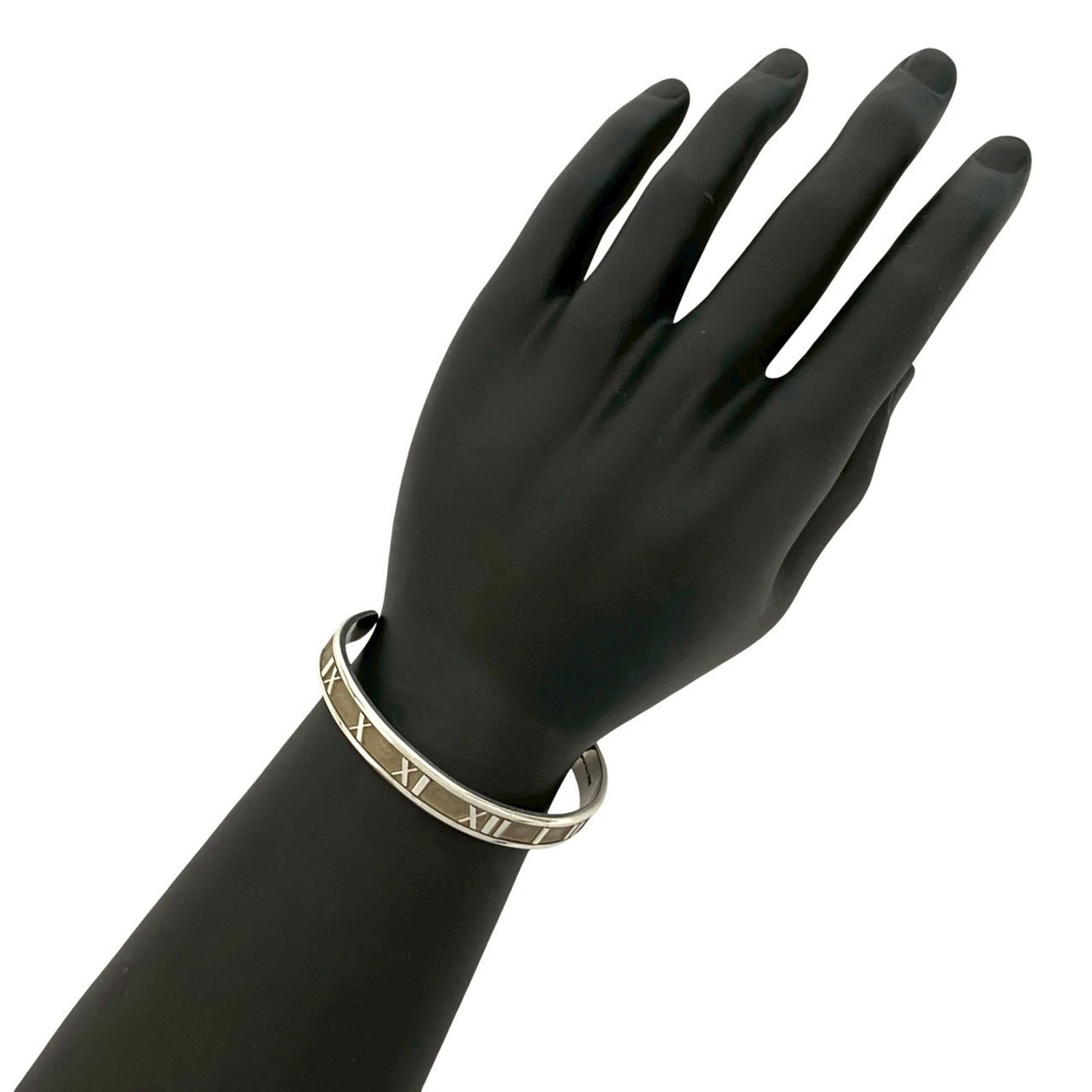 925 Tiffany Bangle Silver: 925 Tiffany Bangle Silver This listing features 925 Tiffany Bangle Silver. Item specifics are provided below. Item Specifics: Brand: Tiffany Type: Bangle Gender: Women Material: Silver 925 Color: