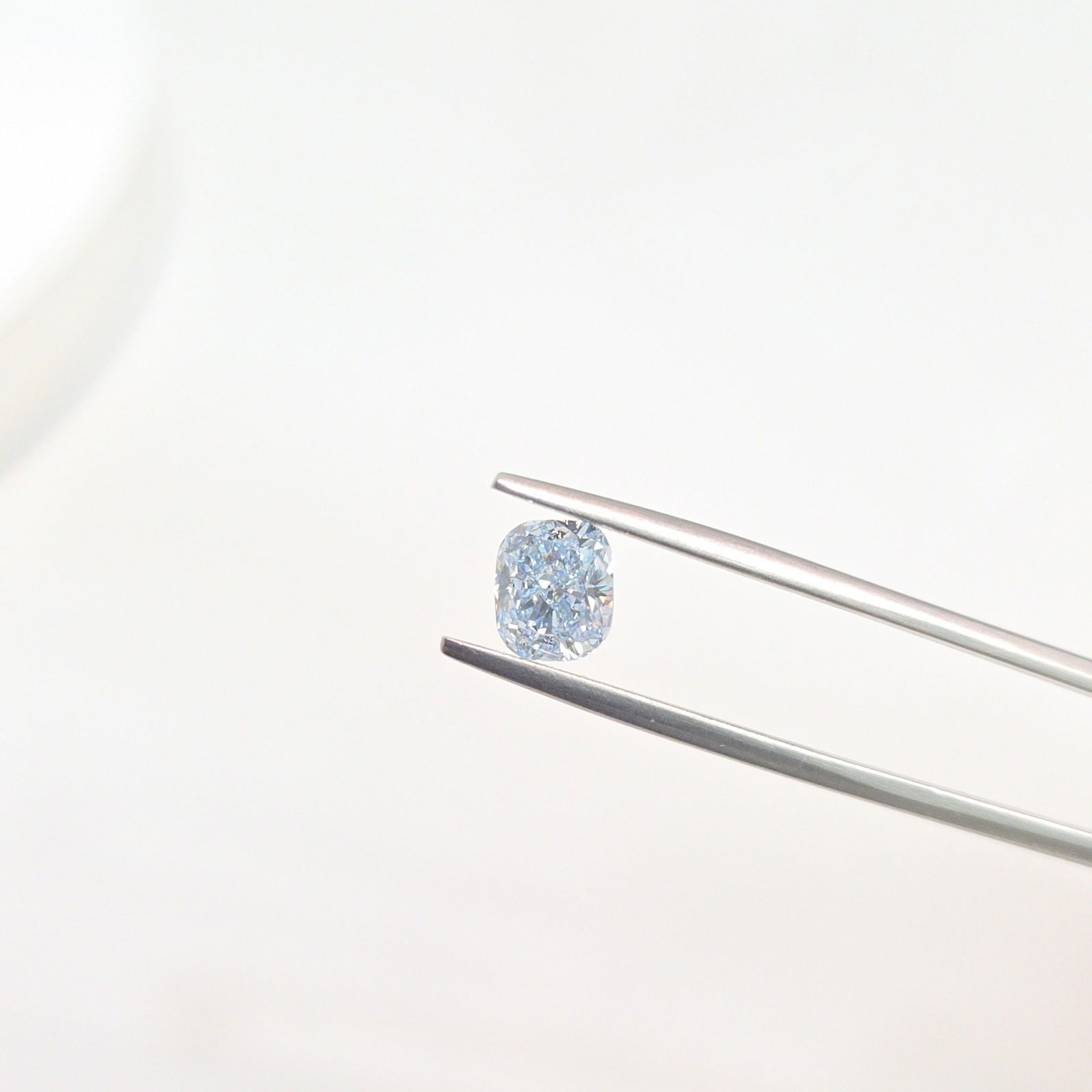 Loose Lab Diamond - IGI Cushion Modified 1.21ct Fancy Blue VVS2: Loose Lab Diamond - IGI Cushion Modified 1.21ct Fancy Blue VVS2 This listing features Loose Lab Diamond - IGI Cushion Modified 1.21ct Fancy Blue VVS2. Item specifics are provided below. Item