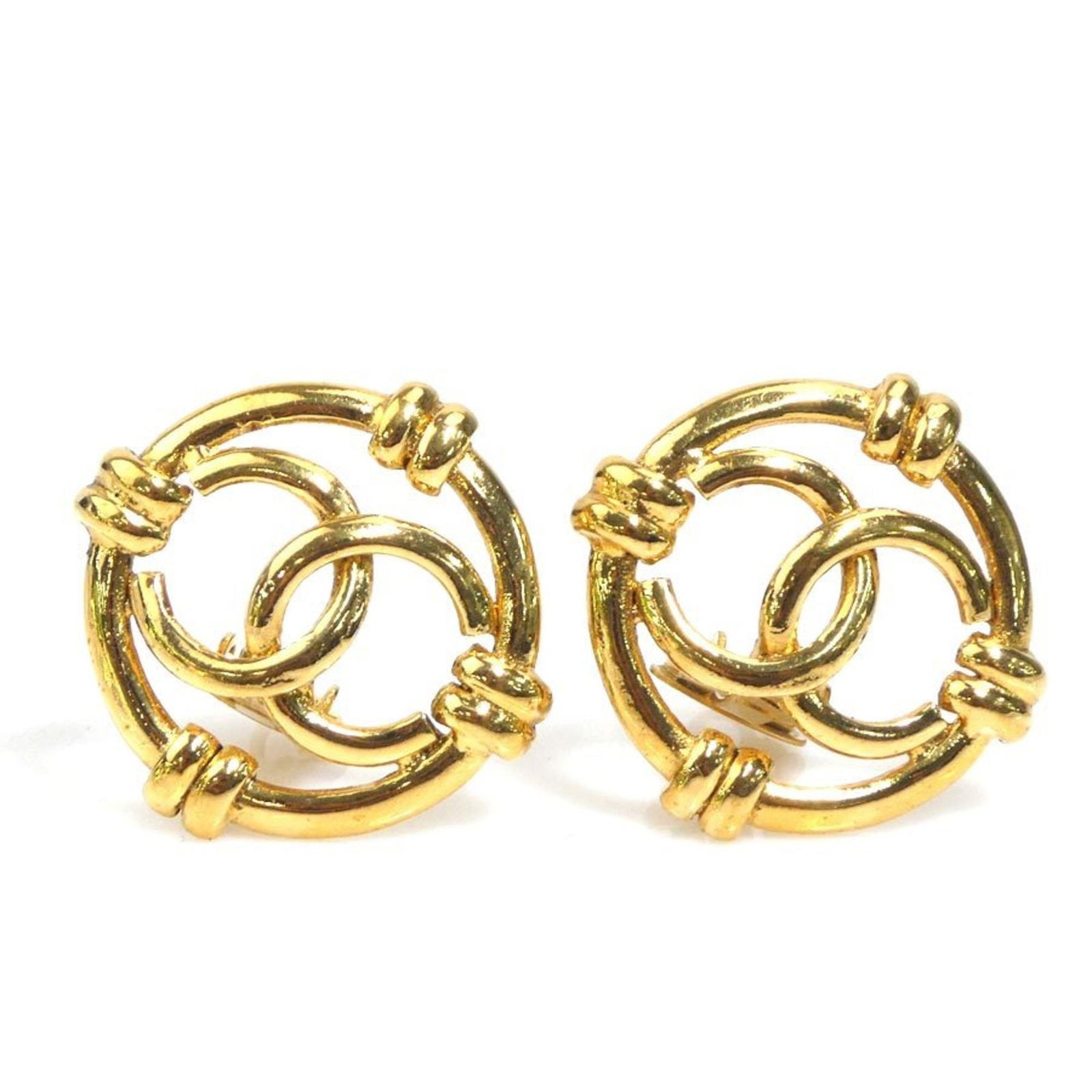 Metal Chanel Clip Earrings: Metal Chanel Clip Earrings This listing features Metal Chanel Clip Earrings. Item specifics are provided below. Item Specifics: Brand: Chanel Type: Clip Earrings Gender: Women Material: Metal Color:
