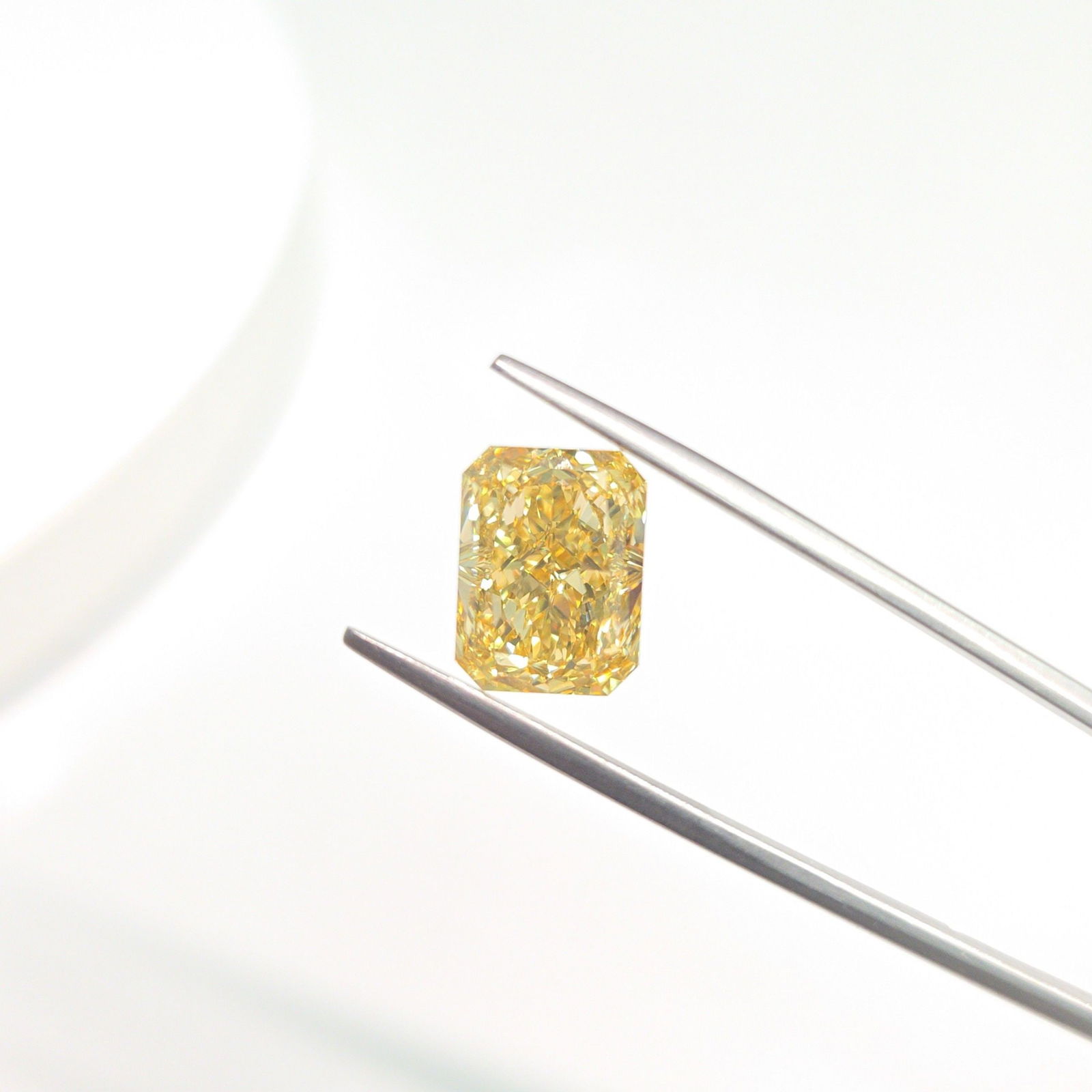 Loose Lab Diamond - IGI Radiant 4.72ct Fancy Vivid Yellow VVS2: Loose Lab Diamond - IGI Radiant 4.72ct Fancy Vivid Yellow VVS2 This listing features Loose Lab Diamond - IGI Radiant 4.72ct Fancy Vivid Yellow VVS2. Item specifics are provided below. Item