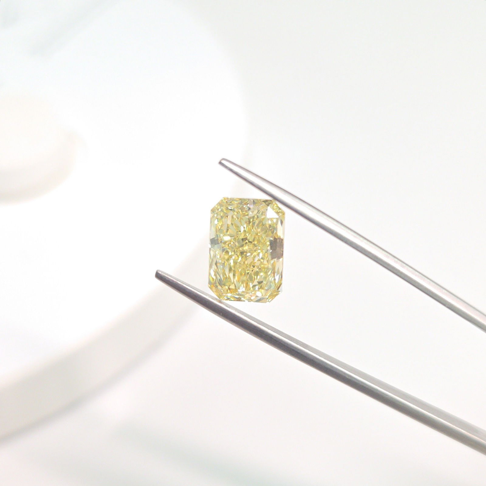 Loose Lab Diamond - IGI Radiant 4.11ct Fancy Intense Yellow VVS2: Loose Lab Diamond - IGI Radiant 4.11ct Fancy Intense Yellow VVS2 This listing features Loose Lab Diamond - IGI Radiant 4.11ct Fancy Intense Yellow VVS2. Item specifics are provided below. Item