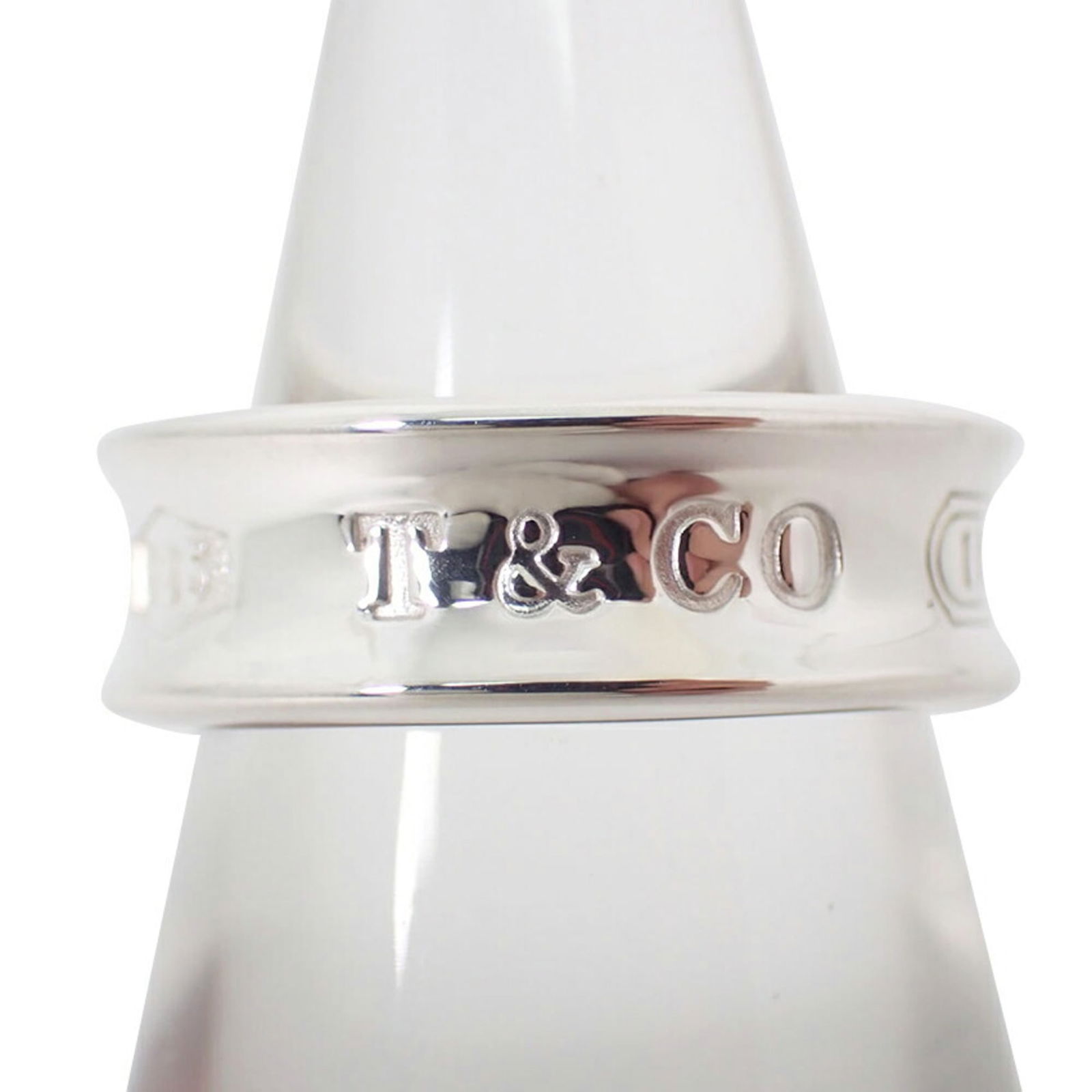 925 Tiffany Band Ring Sterling Silver: 925 Tiffany Band Ring Sterling Silver This listing features 925 Tiffany Band Ring Sterling Silver. Item specifics are provided below. Item Specifics: Brand: Tiffany Type: Band Ring Gender: Women Mater