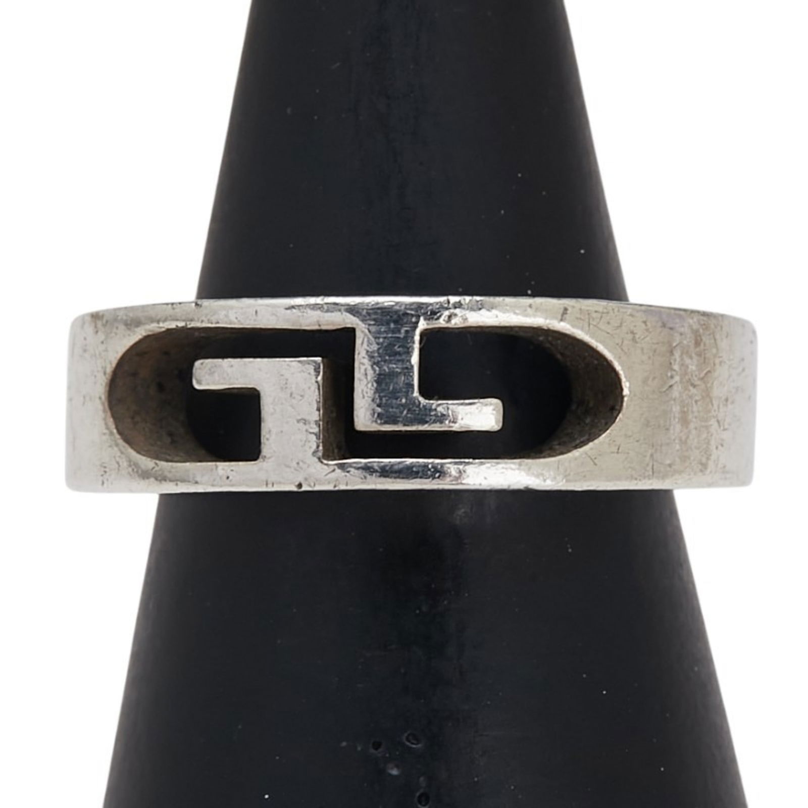 925 Gucci Band Ring Silver: 925 Gucci Band Ring Silver This listing features 925 Gucci Band Ring Silver. Item specifics are provided below. Item Specifics: Brand: Gucci Type: Band Ring Gender: Men Color: Silver Material:
