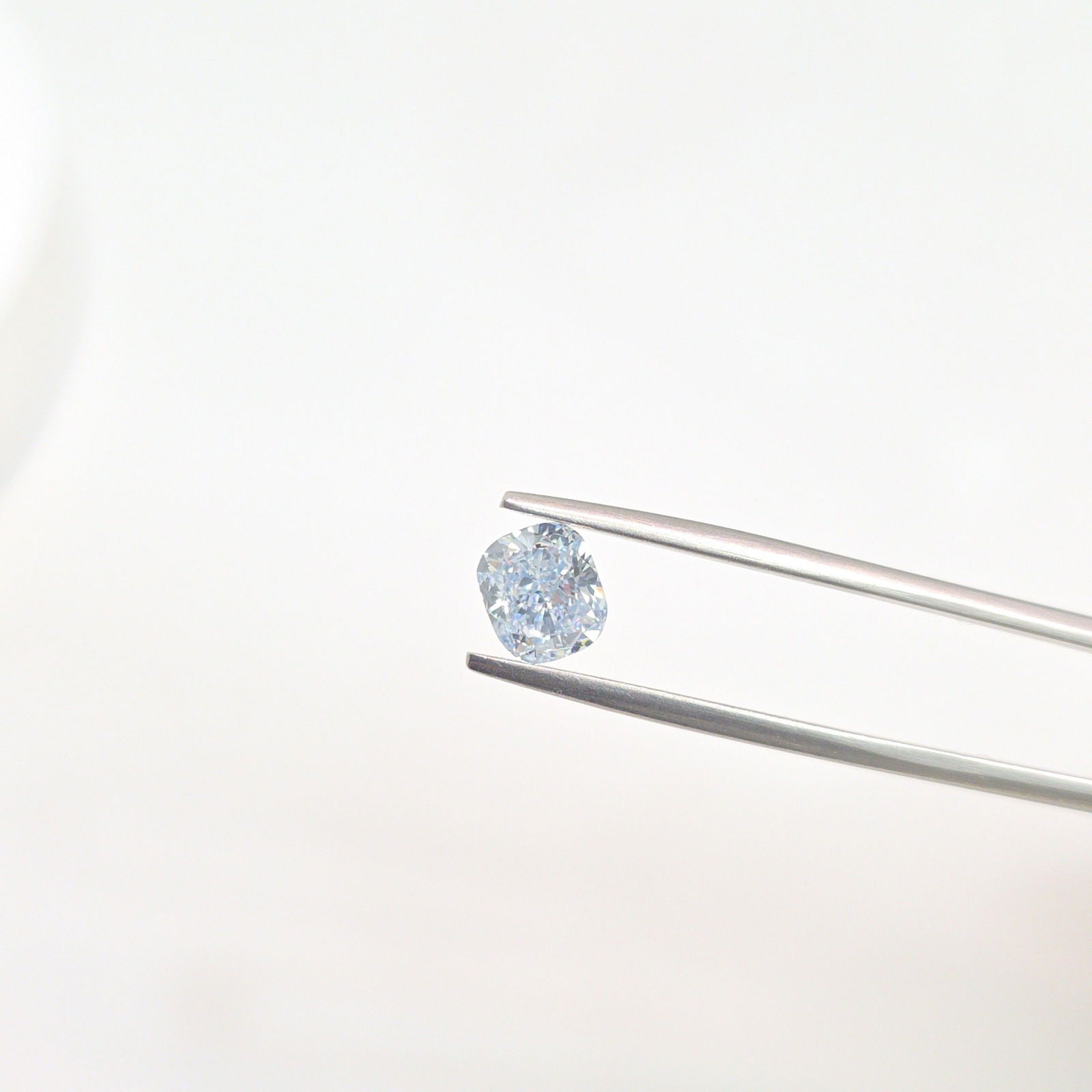 Loose Lab Diamond - IGI Cushion Modified 1.15ct Light Blue VVS2: Loose Lab Diamond - IGI Cushion Modified 1.15ct Light Blue VVS2 This listing features Loose Lab Diamond - IGI Cushion Modified 1.15ct Light Blue VVS2. Item specifics are provided below. Item