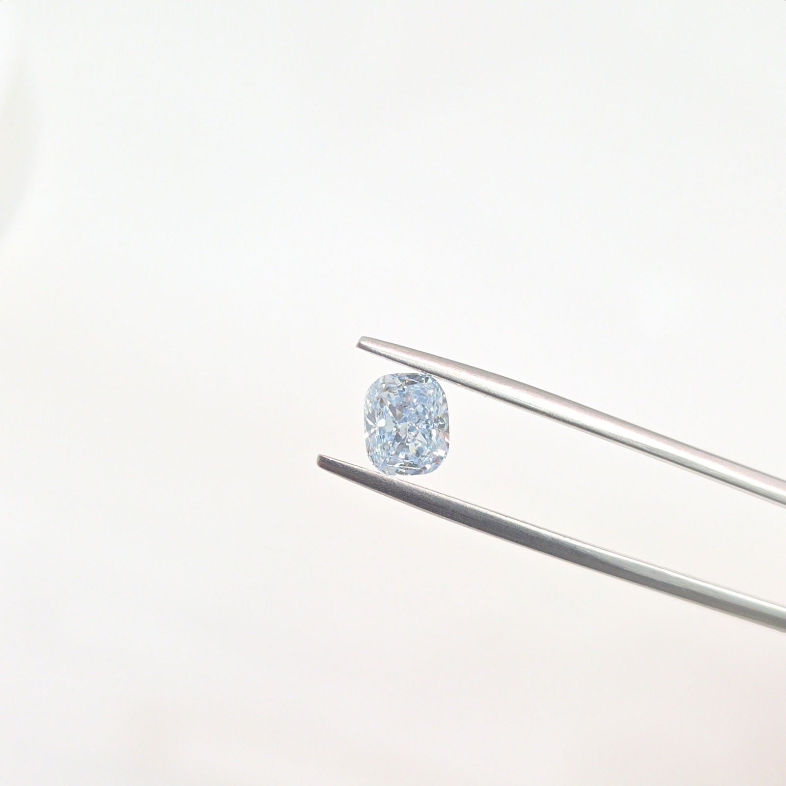 Loose Lab Diamond - IGI Cushion Modified 1.18ct Fancy Blue VVS2: Loose Lab Diamond - IGI Cushion Modified 1.18ct Fancy Blue VVS2 This listing features Loose Lab Diamond - IGI Cushion Modified 1.18ct Fancy Blue VVS2. Item specifics are provided below. Item