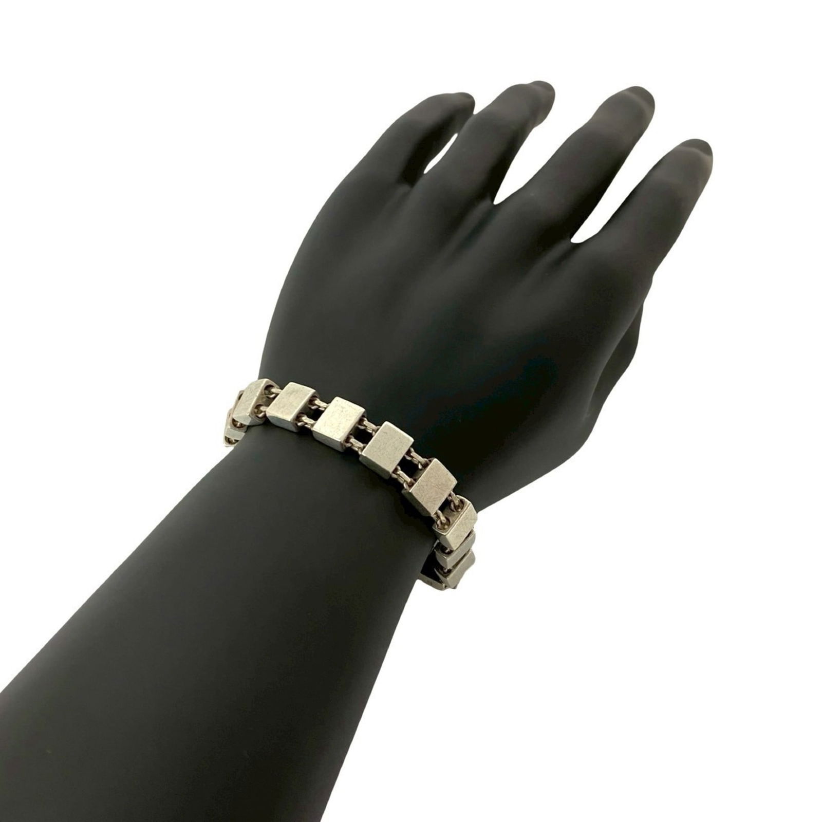 925 Gucci Charm Bracelet Silver: 925 Gucci Charm Bracelet Silver This listing features 925 Gucci Charm Bracelet Silver. Item specifics are provided below. Item Specifics: Brand: Gucci Type: Charm Bracelet Gender: Women Material: