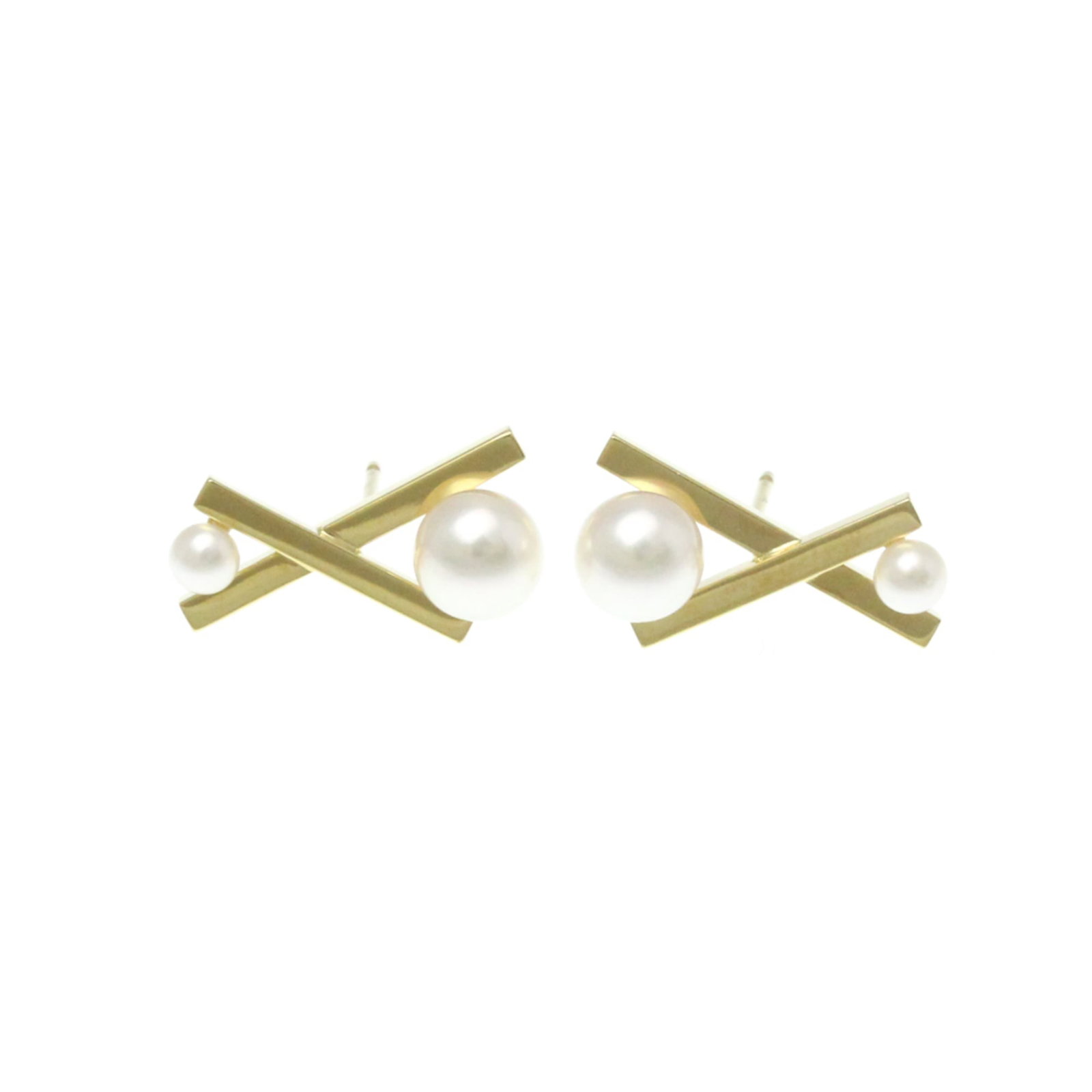 (18K) Tasaki Stud Earrings Yellow Gold: (18K) Tasaki Stud Earrings Yellow Gold This listing features (18K) Tasaki Stud Earrings Yellow Gold. Item specifics are provided below. Item Specifics: Brand: Tasaki Type: Stud Earrings Style: