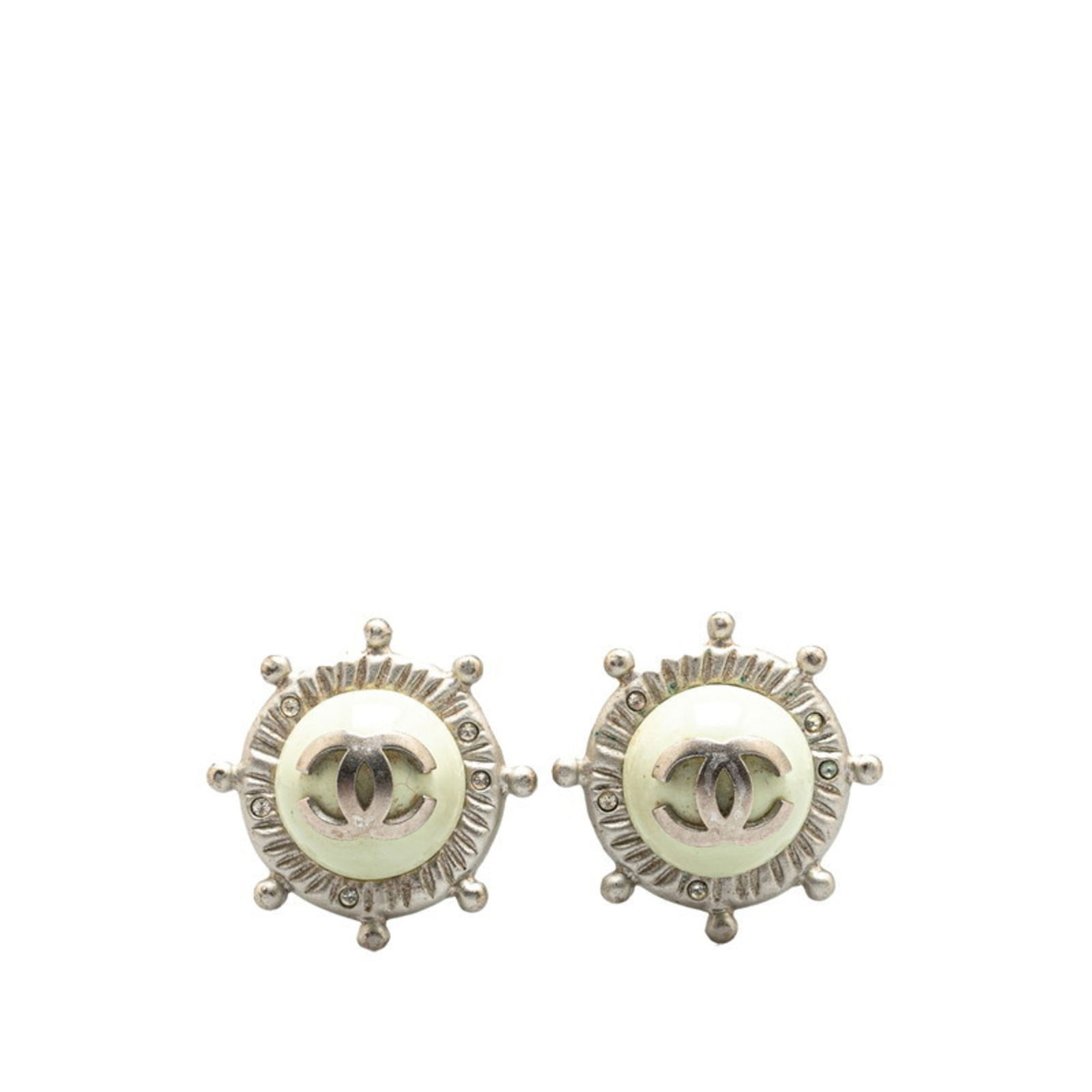 Metal Chanel Clip Earrings: Metal Chanel Clip Earrings This listing features Metal Chanel Clip Earrings. Item specifics are provided below. Item Specifics: Brand: Chanel Type: Clip Earrings Gender: Women Material: Metal Stone:
