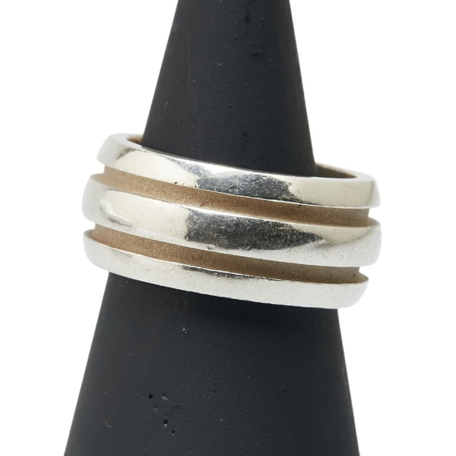 925 Tiffany Band Ring Silver: 925 Tiffany Band Ring Silver This listing features 925 Tiffany Band Ring Silver. Item specifics are provided below. Item Specifics: Brand: Tiffany Type: Band Ring Gender: Women Color: Silver Material: