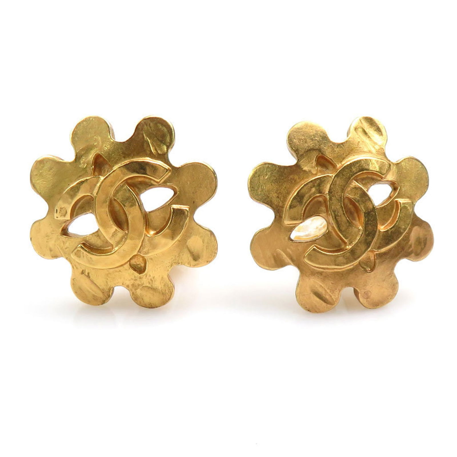 Metal Chanel Clip Earrings: Metal Chanel Clip Earrings This listing features Metal Chanel Clip Earrings. Item specifics are provided below. Item Specifics: Brand: Chanel Type: Clip Earrings Gender: Women Material: Metal Color: