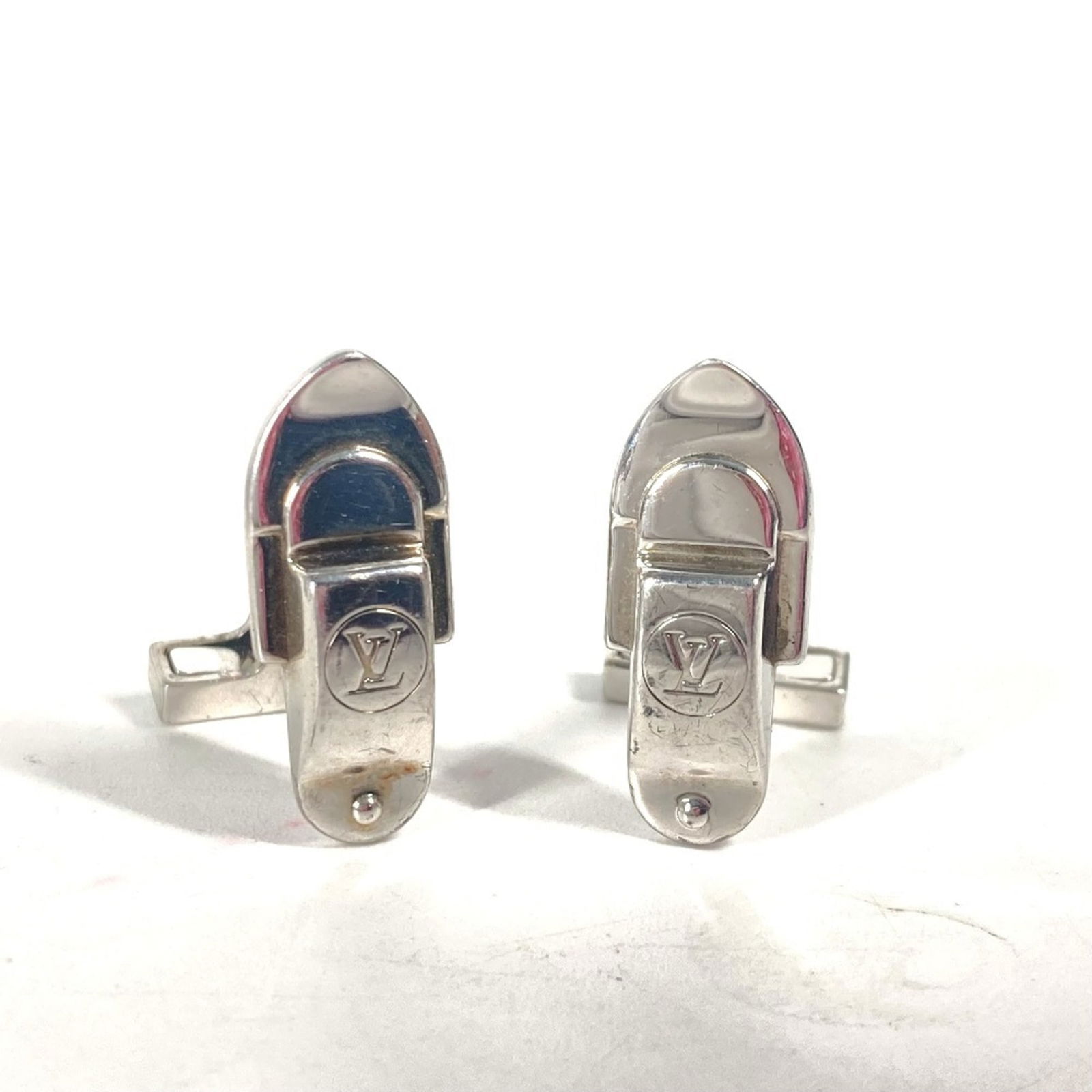 925 Louis Vuitton Cufflinks Silver: 925 Louis Vuitton Cufflinks Silver This listing features 925 Louis Vuitton Cufflinks Silver. Item specifics are provided below. Item Specifics: Brand: Louis Vuitton Type: Cufflinks Gender: Men Materia